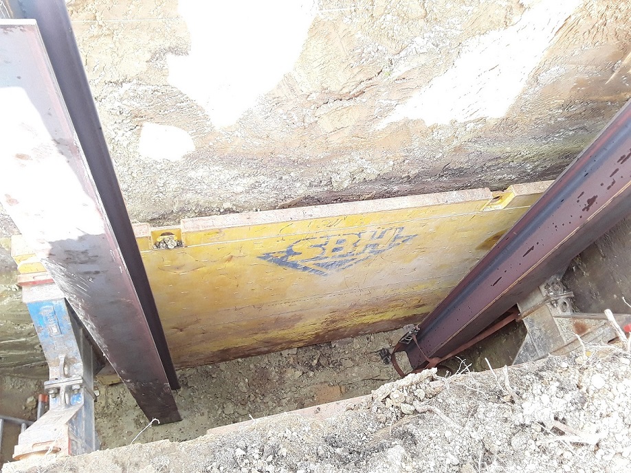 Verfüllung mit Flüssigboden in Verbaubox für RSS Wand