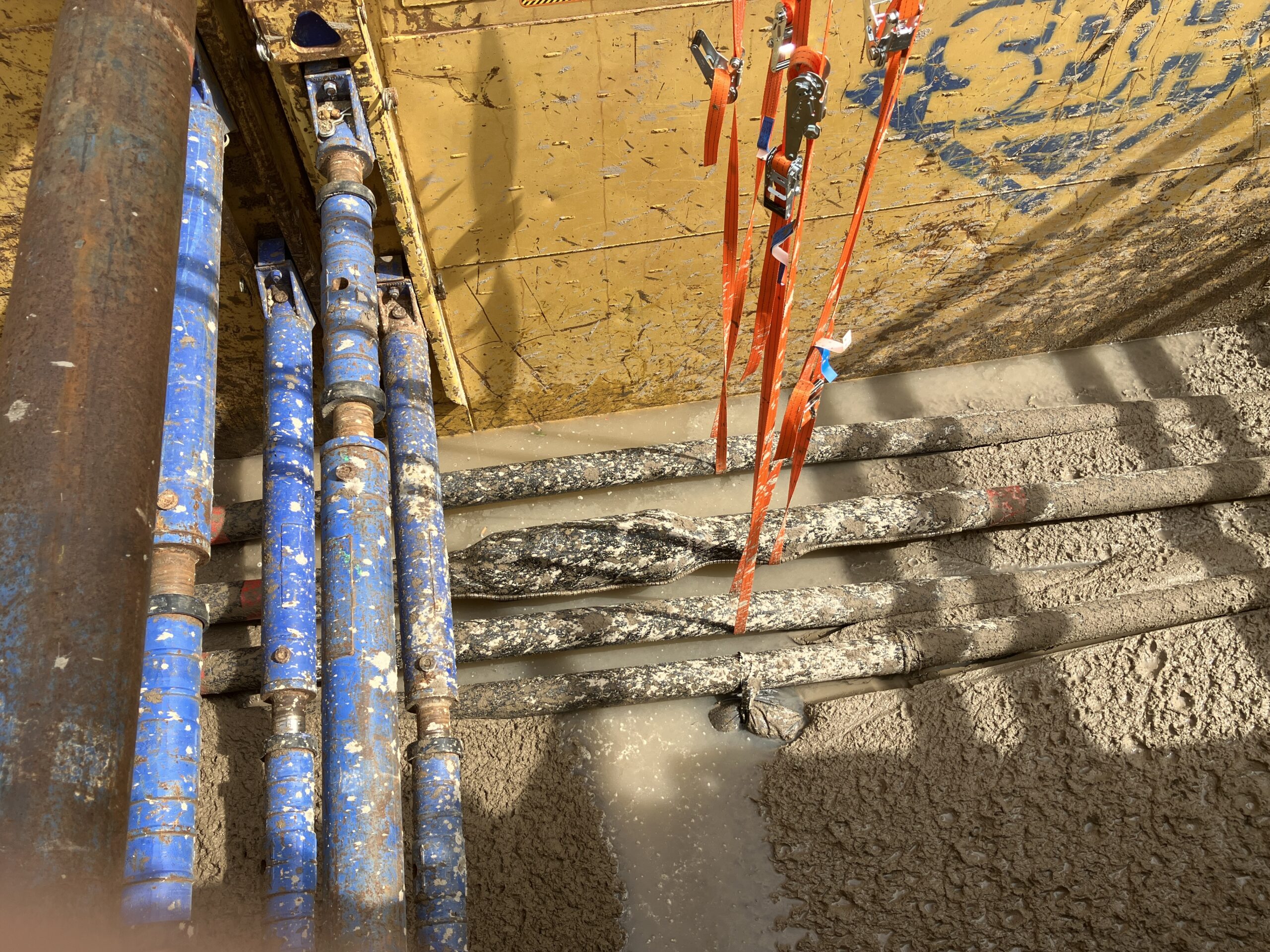 Rohre Hochspannungsleitung in Flüssigboden in Muffengrube