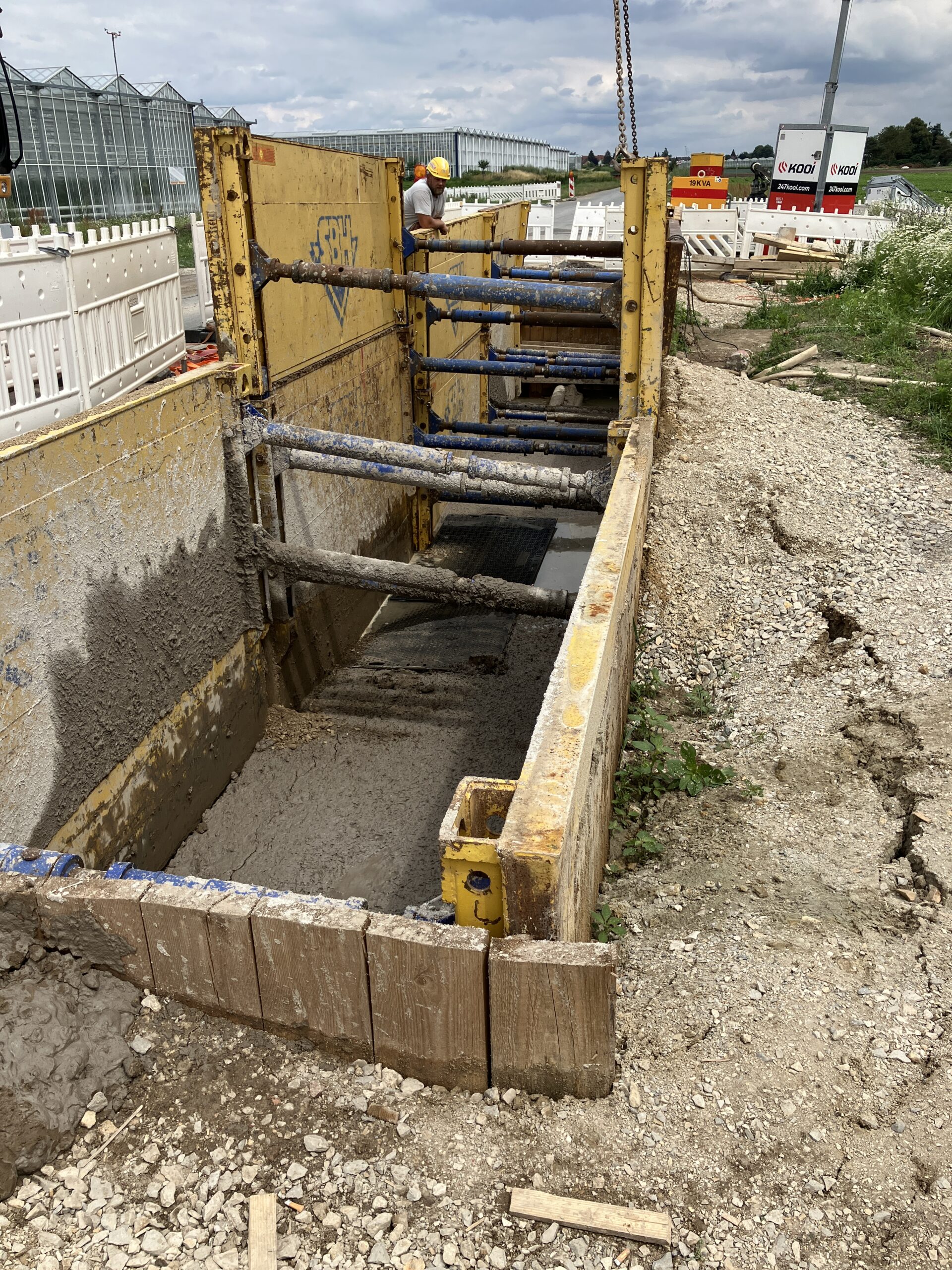 Aufbringen Trennschicht nach 1. Verfüllung Flüssigboden Muffengrube