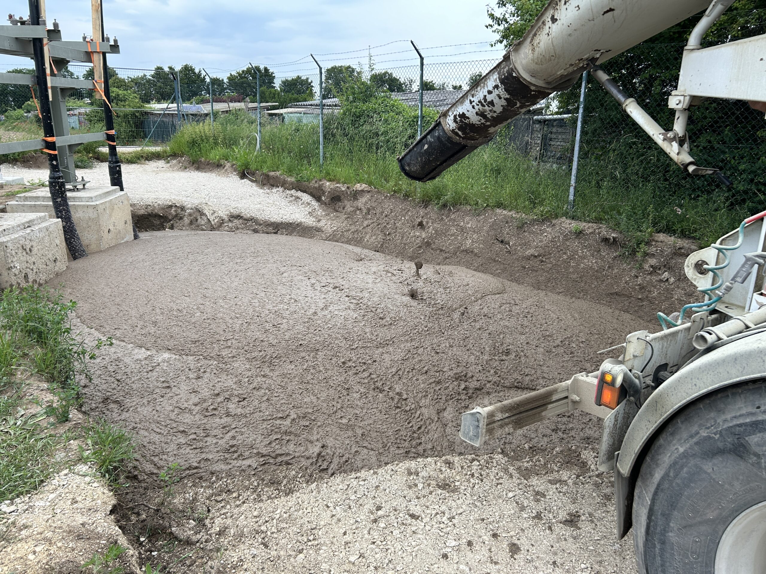 Vollständige Verfüllung Hochspannungsleitung in Flüssigboden in Muffengrube