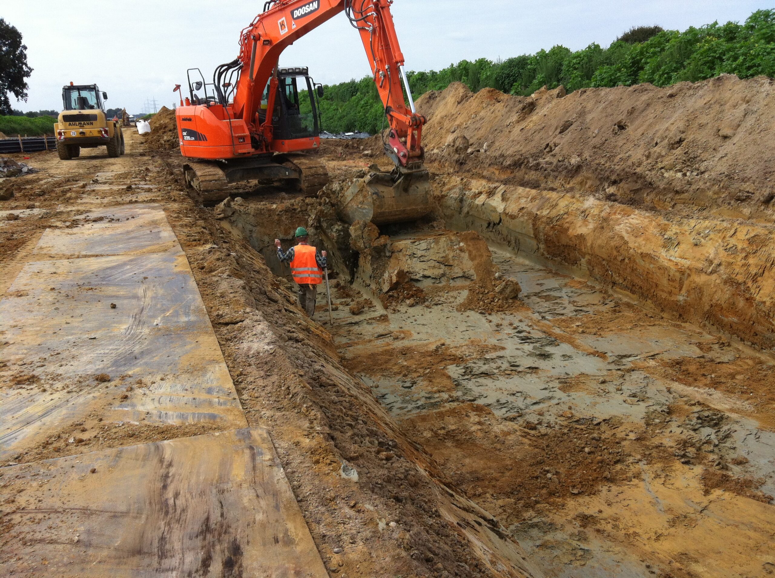 Aushub entlang der Trasse - Arbeit mit örtlichen Böden 380kV für Flüssigboden