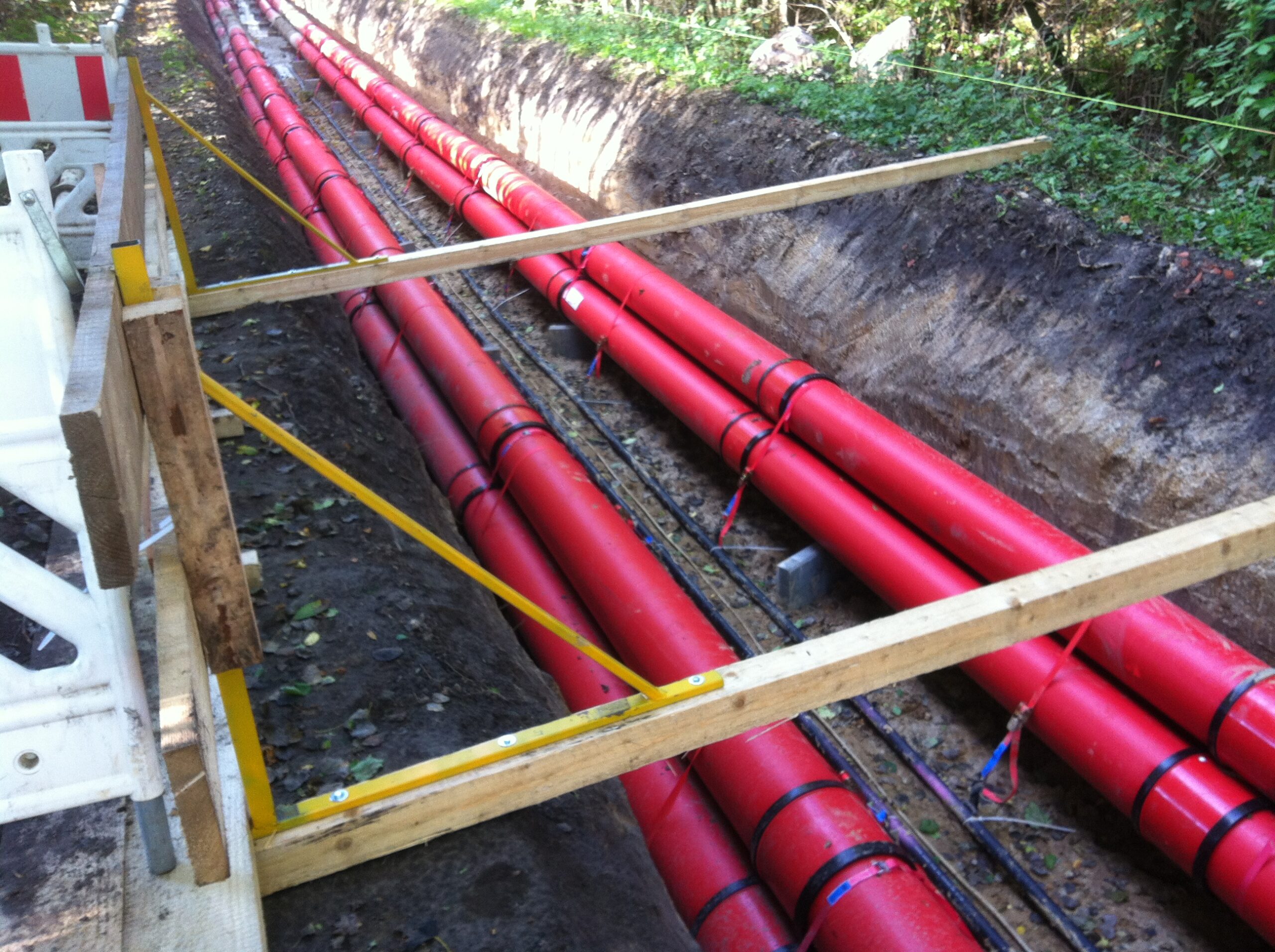 Verlegen Leerrohre für 380kV Trasse für Flüssigboden