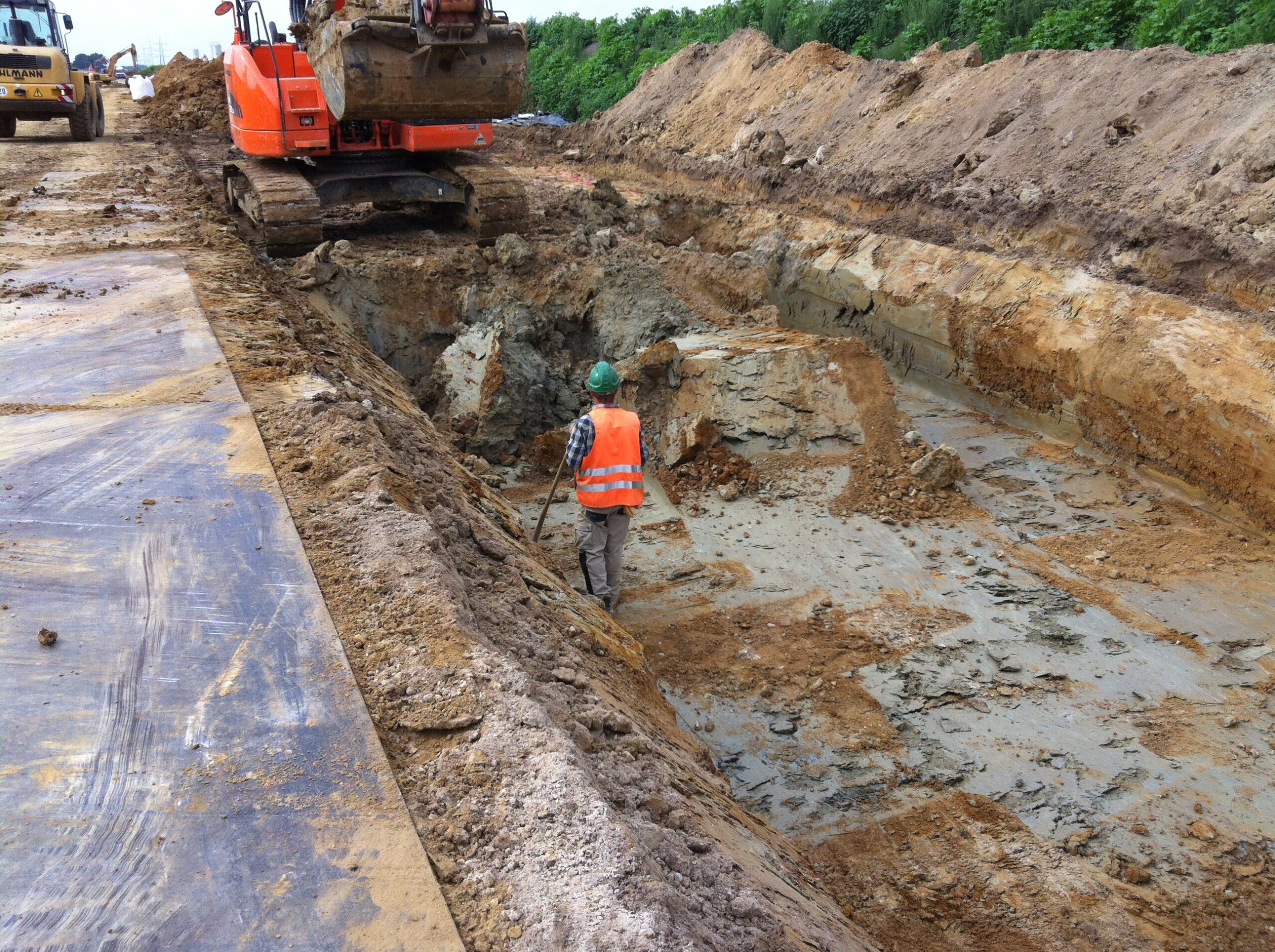 Aushub entlang der Trasse - Arbeit mit örtlichen Böden 380kV für Flüssigboden