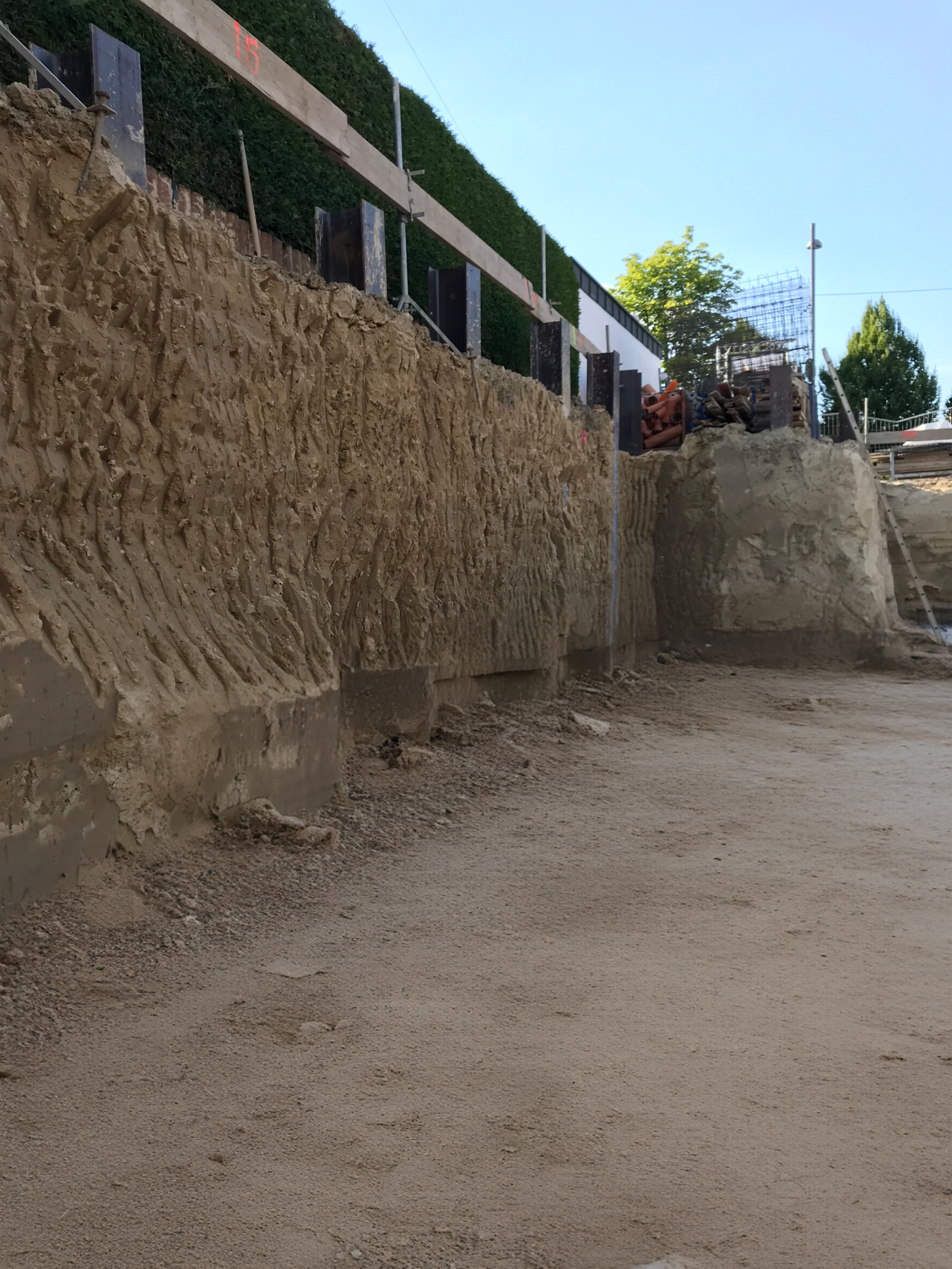 Baugrube mit RSS Wand - rückgebaut schmale breite