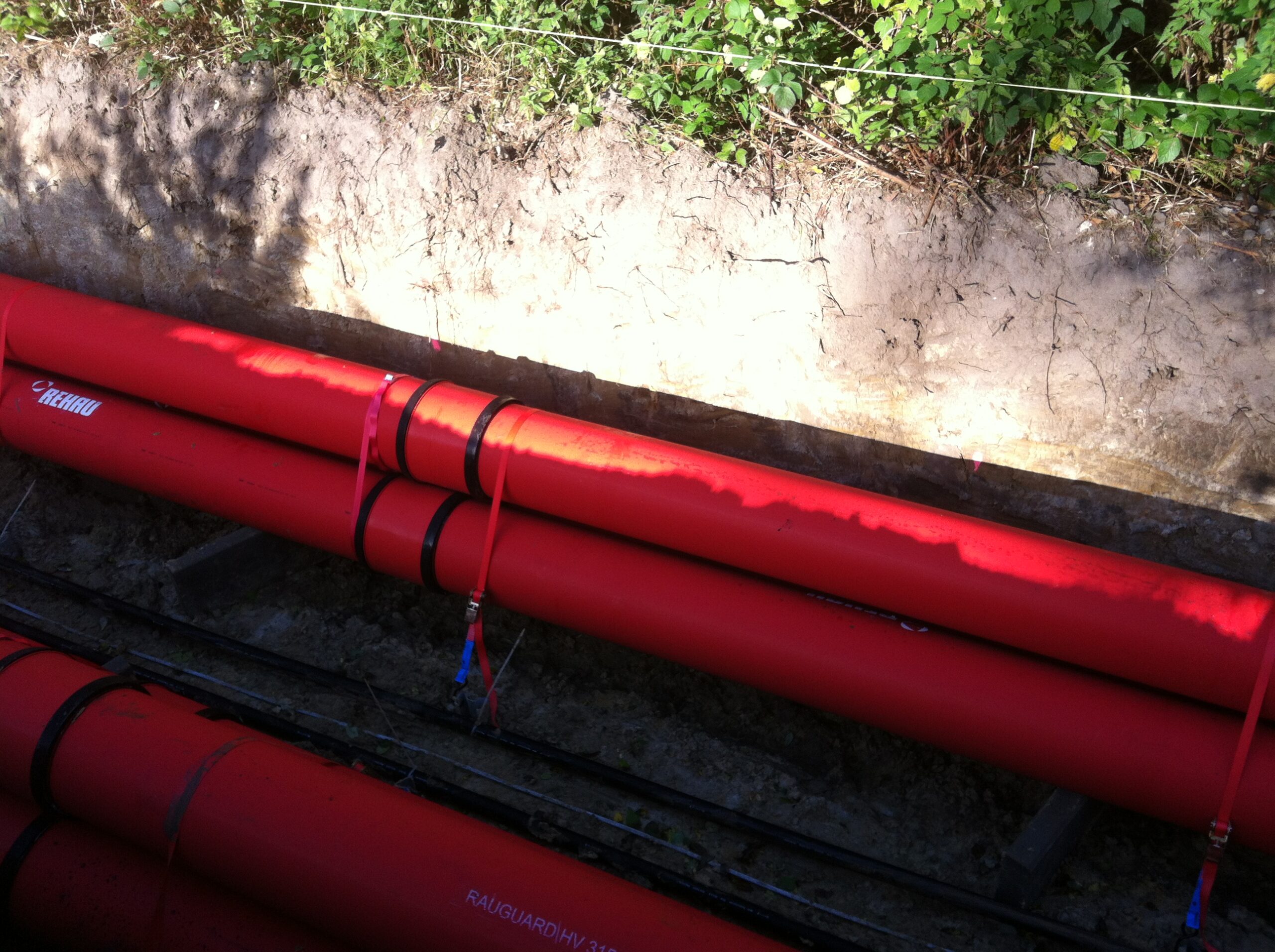 Leerohre mit Verankerung im Boden für Leerohre für 380kV Trasse und Flüssigboden