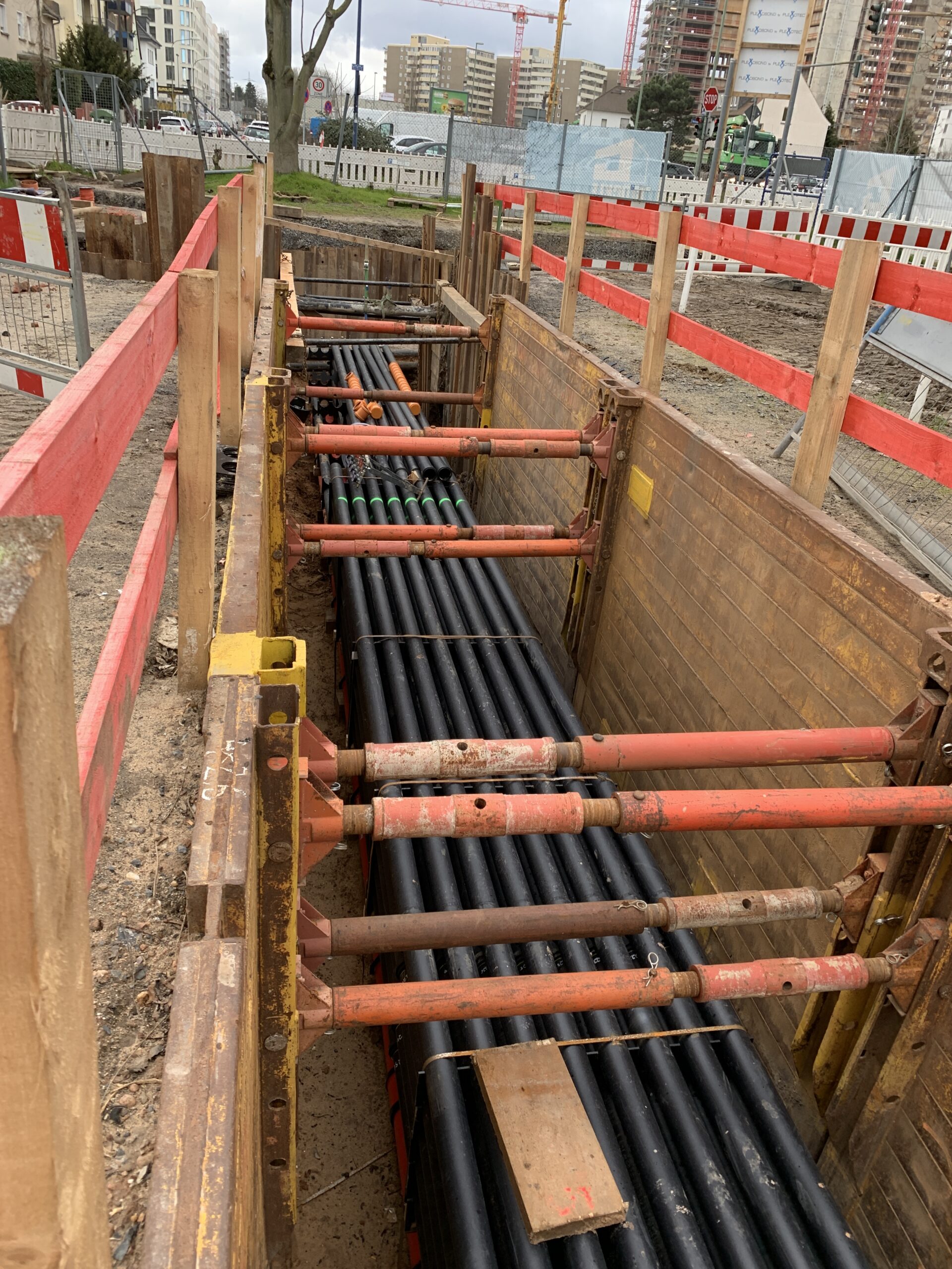 Montage Kabeltrasse vor Flüssigbodeneinsatz