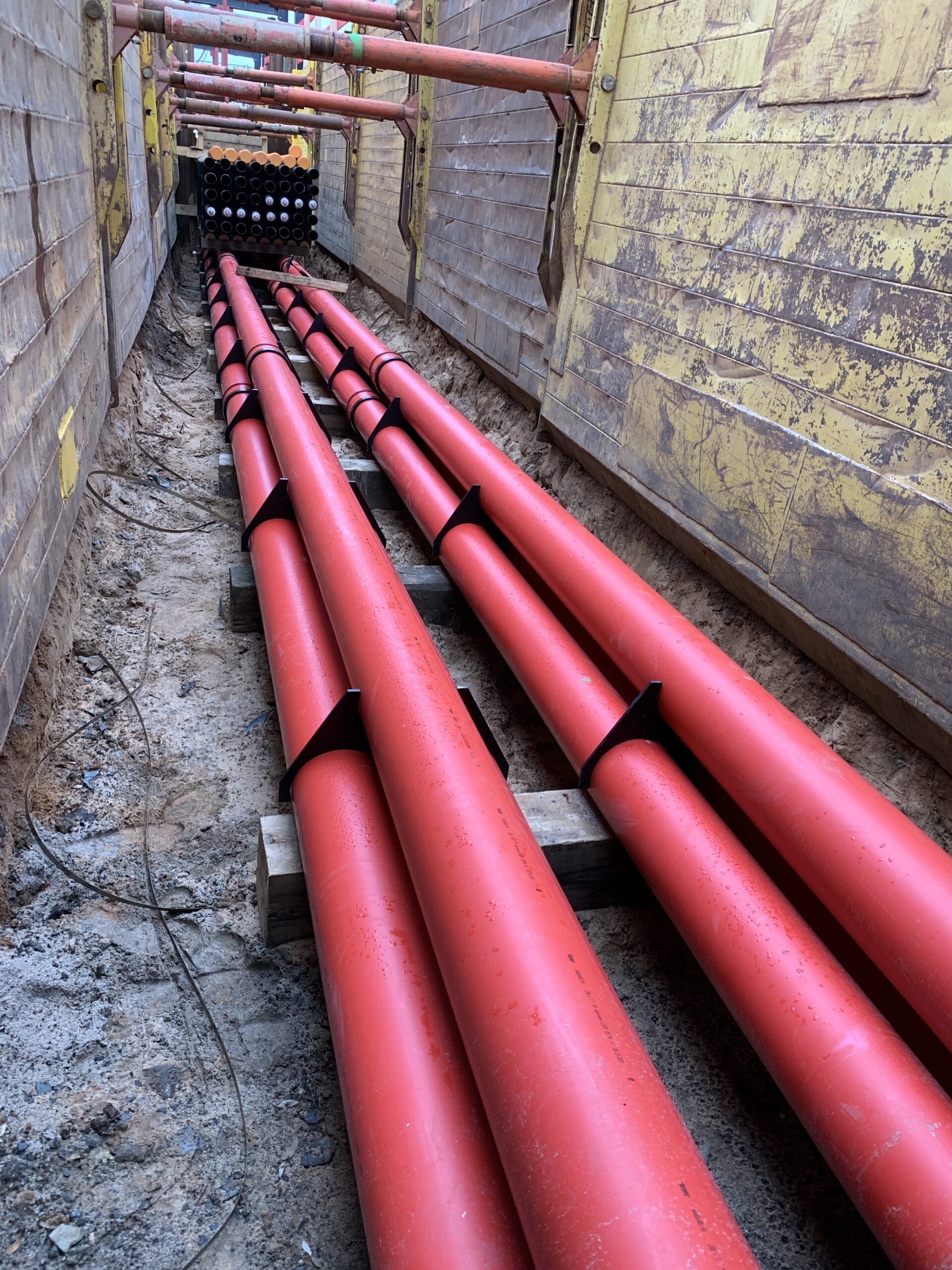 Montage Leerrohrtrasse vor Flüssigbodeneinsatz mit Abstandshaltern