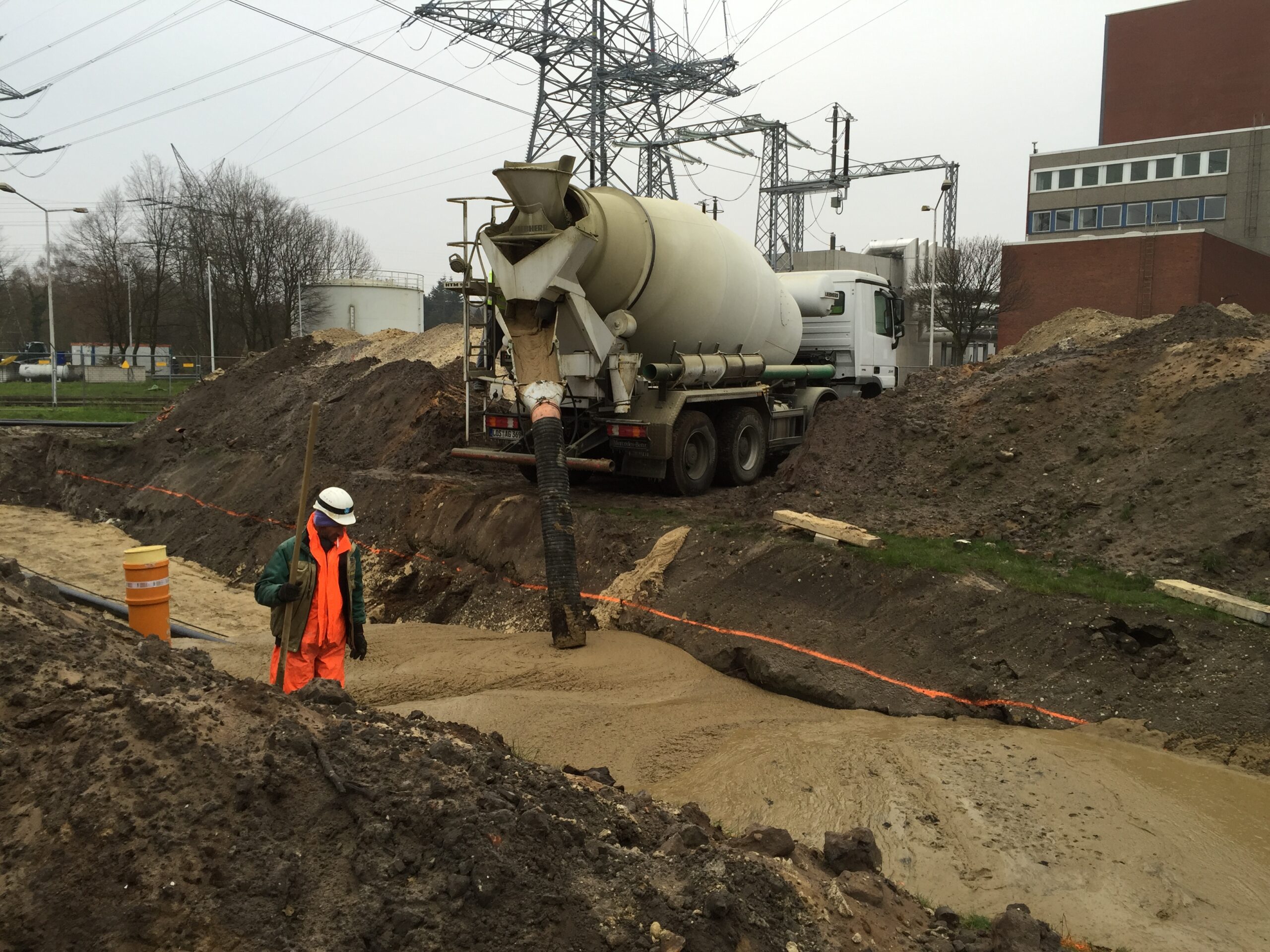 Verfüllung mit Flüssigboden aus dem Fahrmischer auf Trasse 110kV