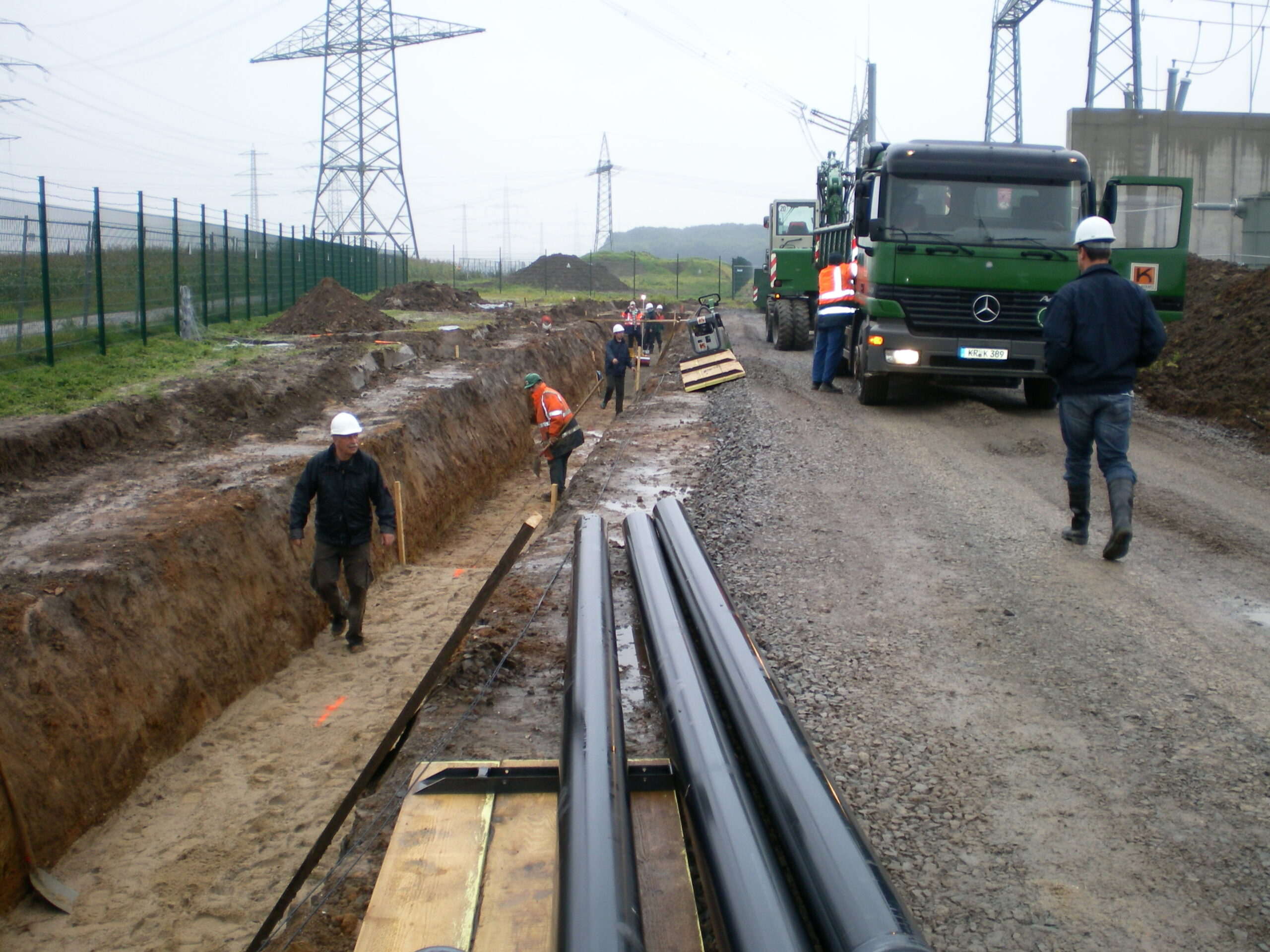 Vorbereitung Leerrohre und Graben entlang Versuchsstrecke