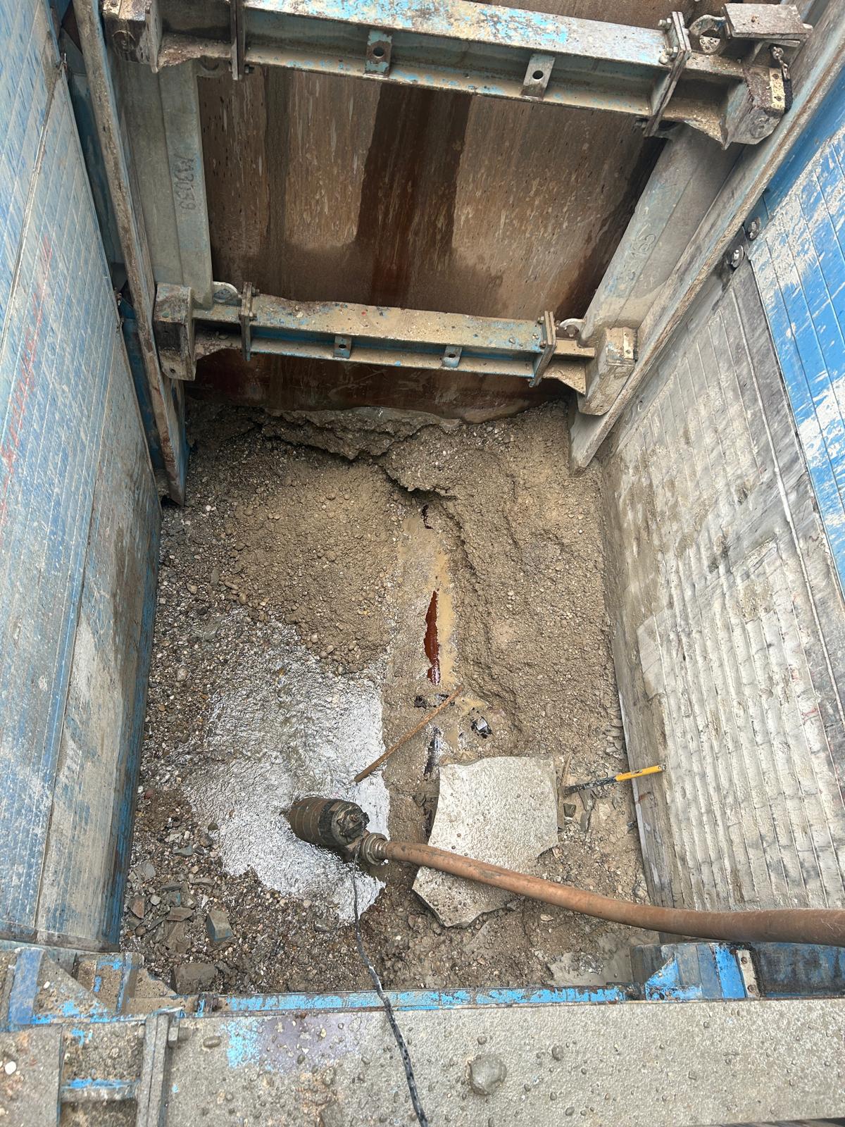 Bestandsleitung punktuell freigelegt um diese einzubinden in Bauwerk