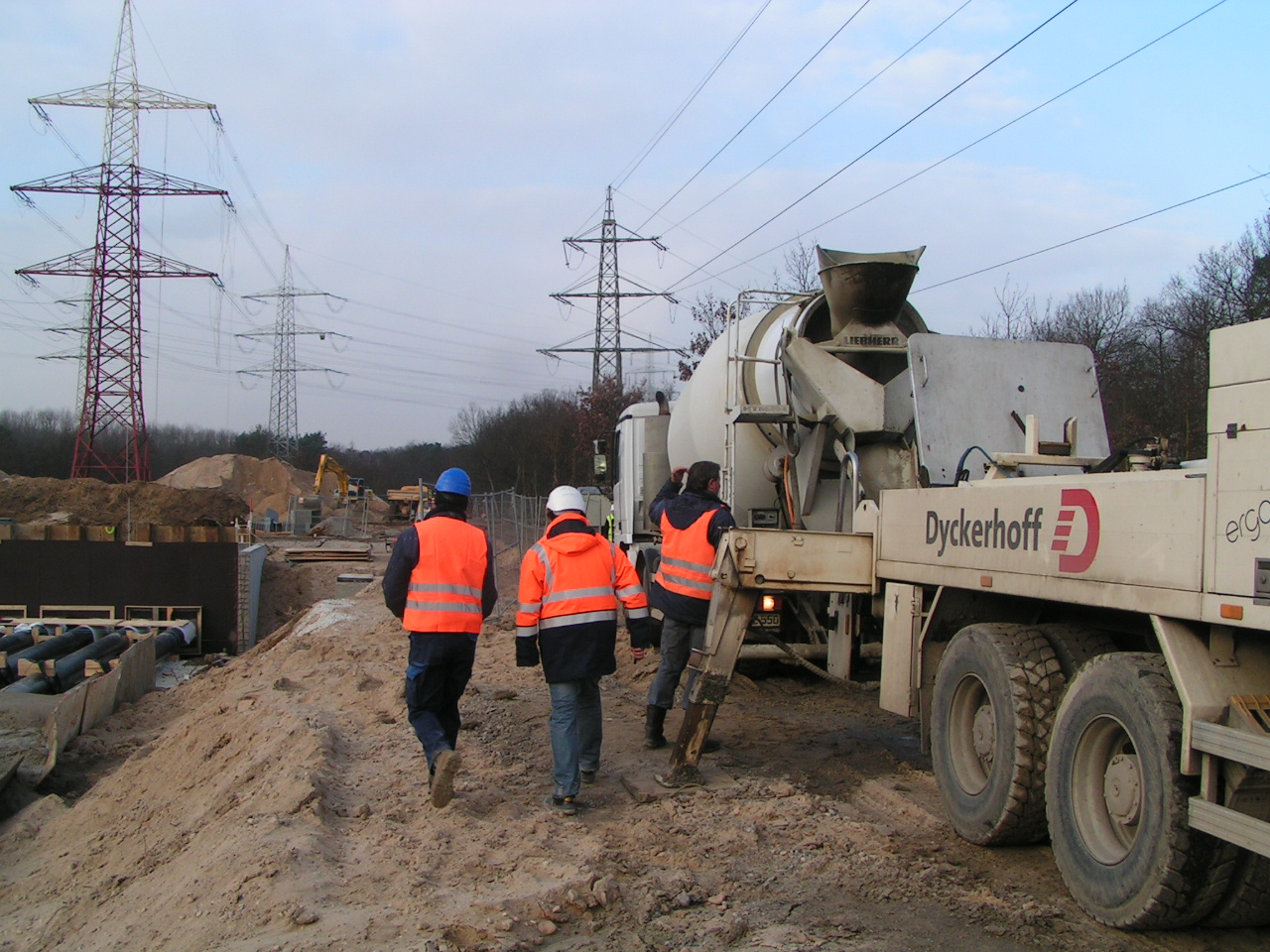Verfüllung vor Ort Flüssigboden 420kV mit Auslegerpumpe