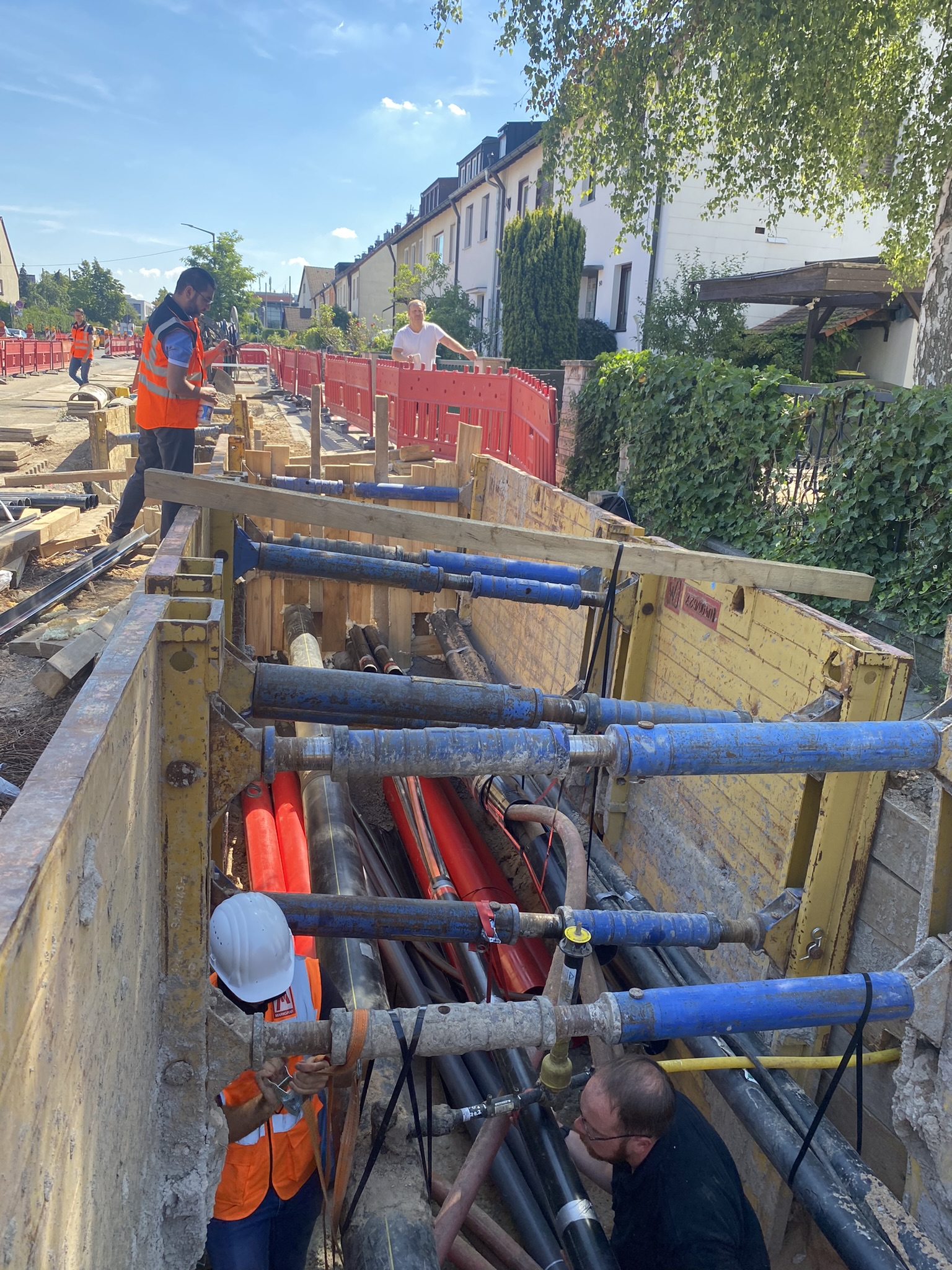 Arbeiten an Muffen im Flüssigbodengraben