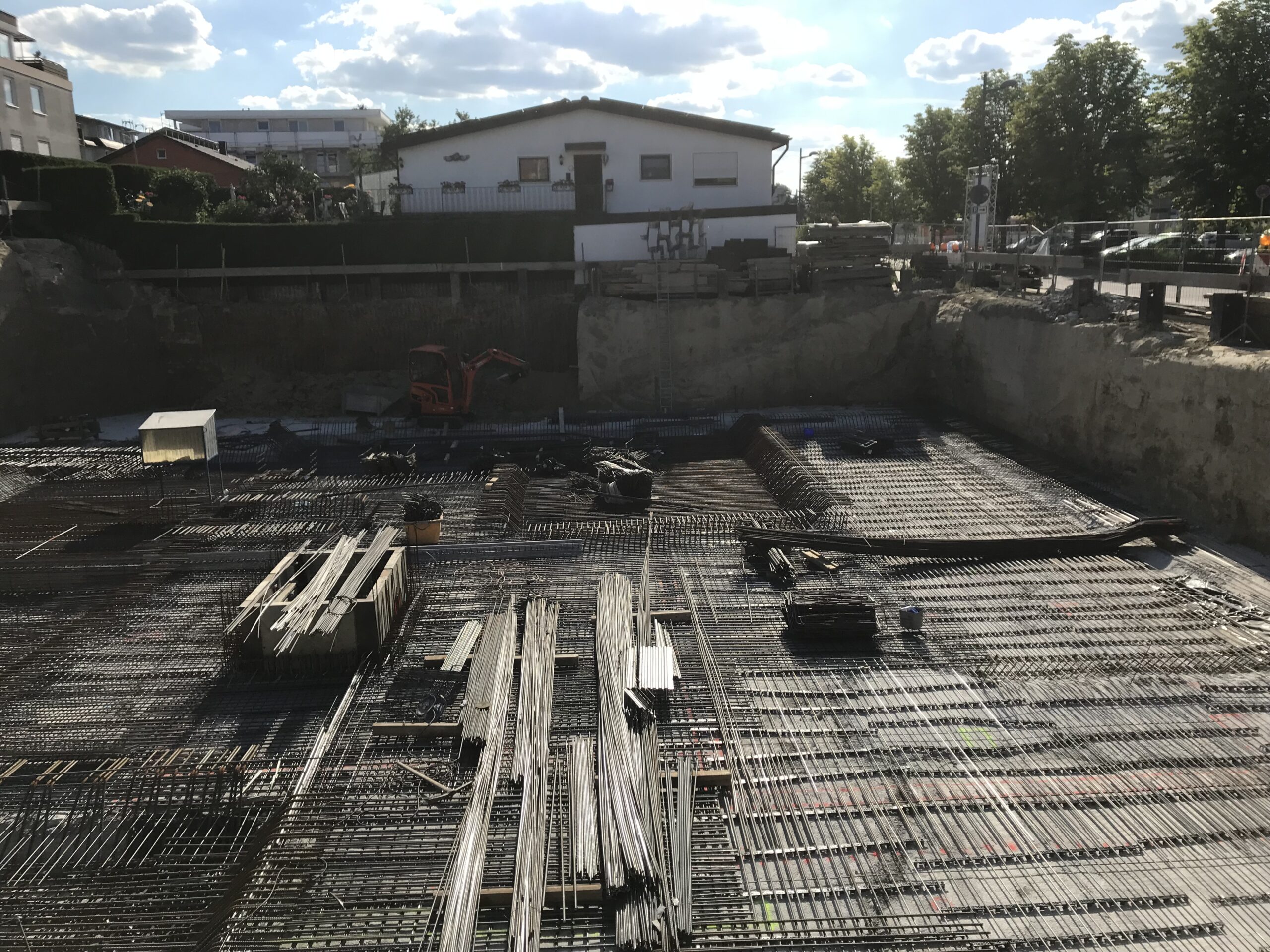 Armierungsarbeiten in Flüssigbodenbaugrube