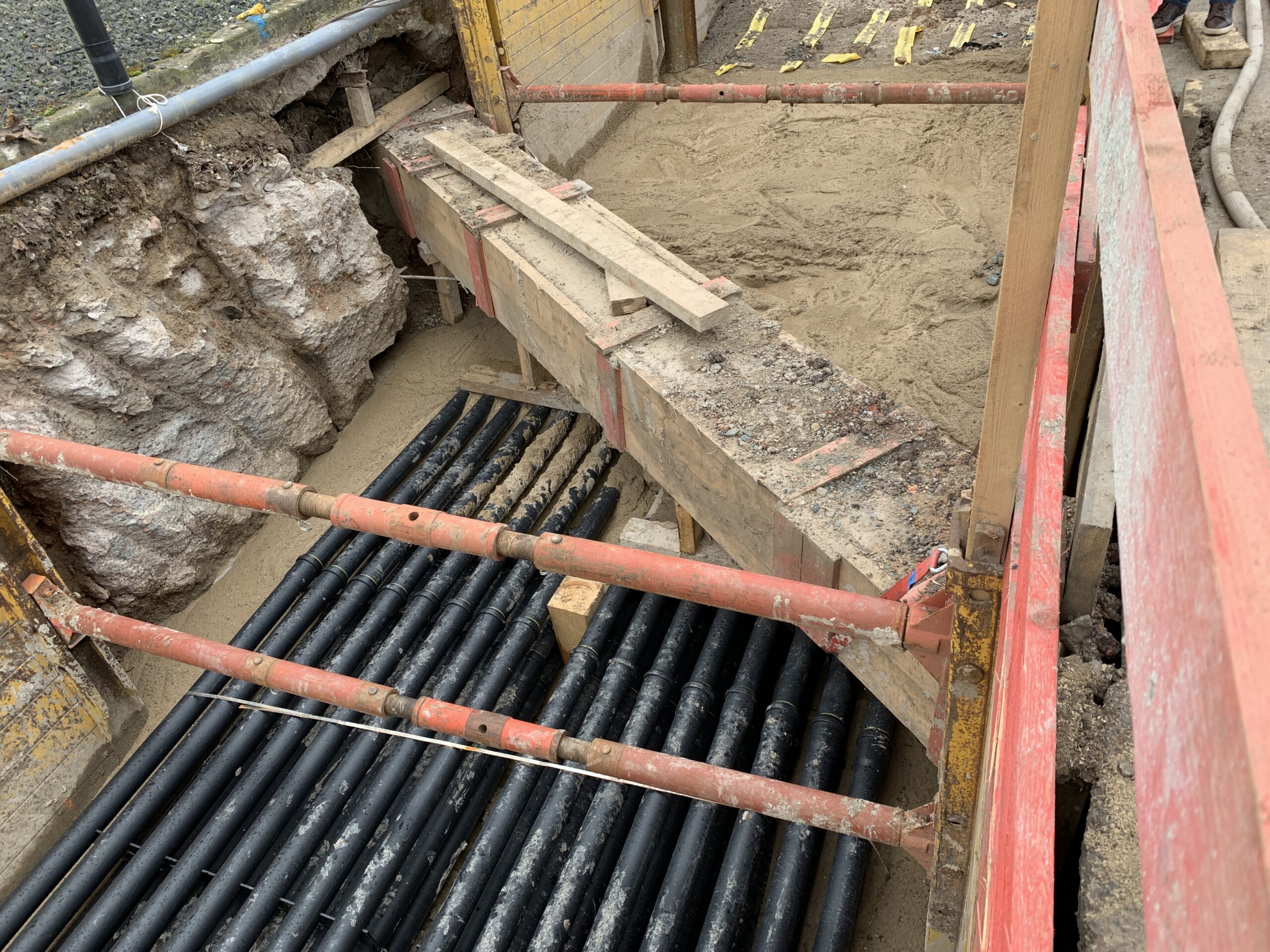 Einhausung von kreuzenden Leitungen und Dämmung