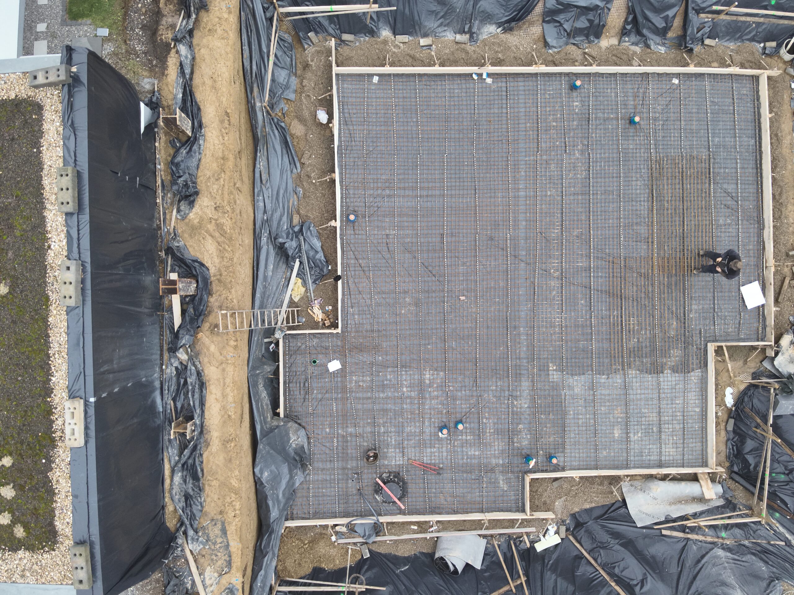 RSS-Wand neben Nachbargebäude - Beginn Armierung auf FB Platte