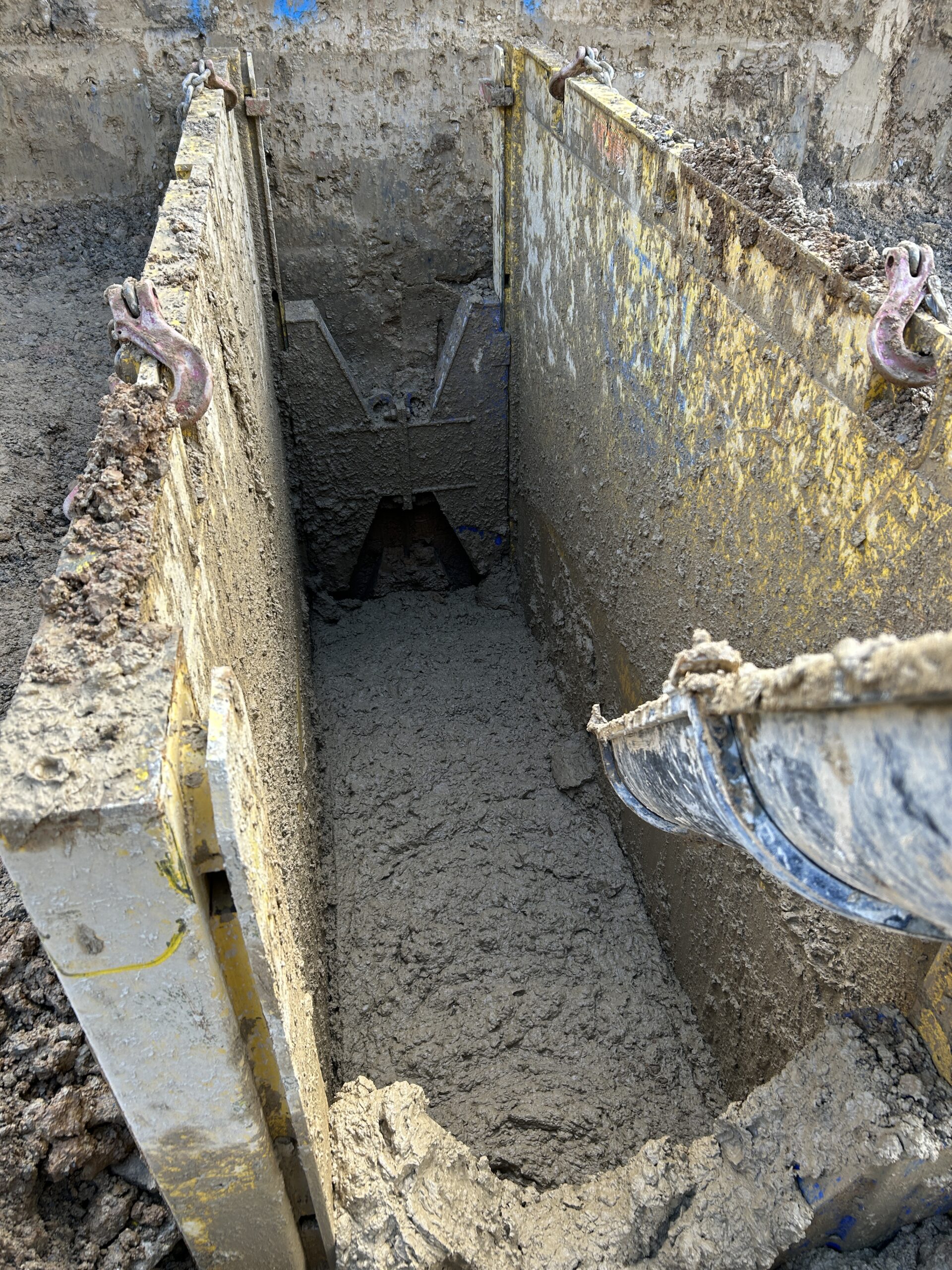 Verfüllen Verbauboxen mit RSS Flüssigboden aus örtlichem Material