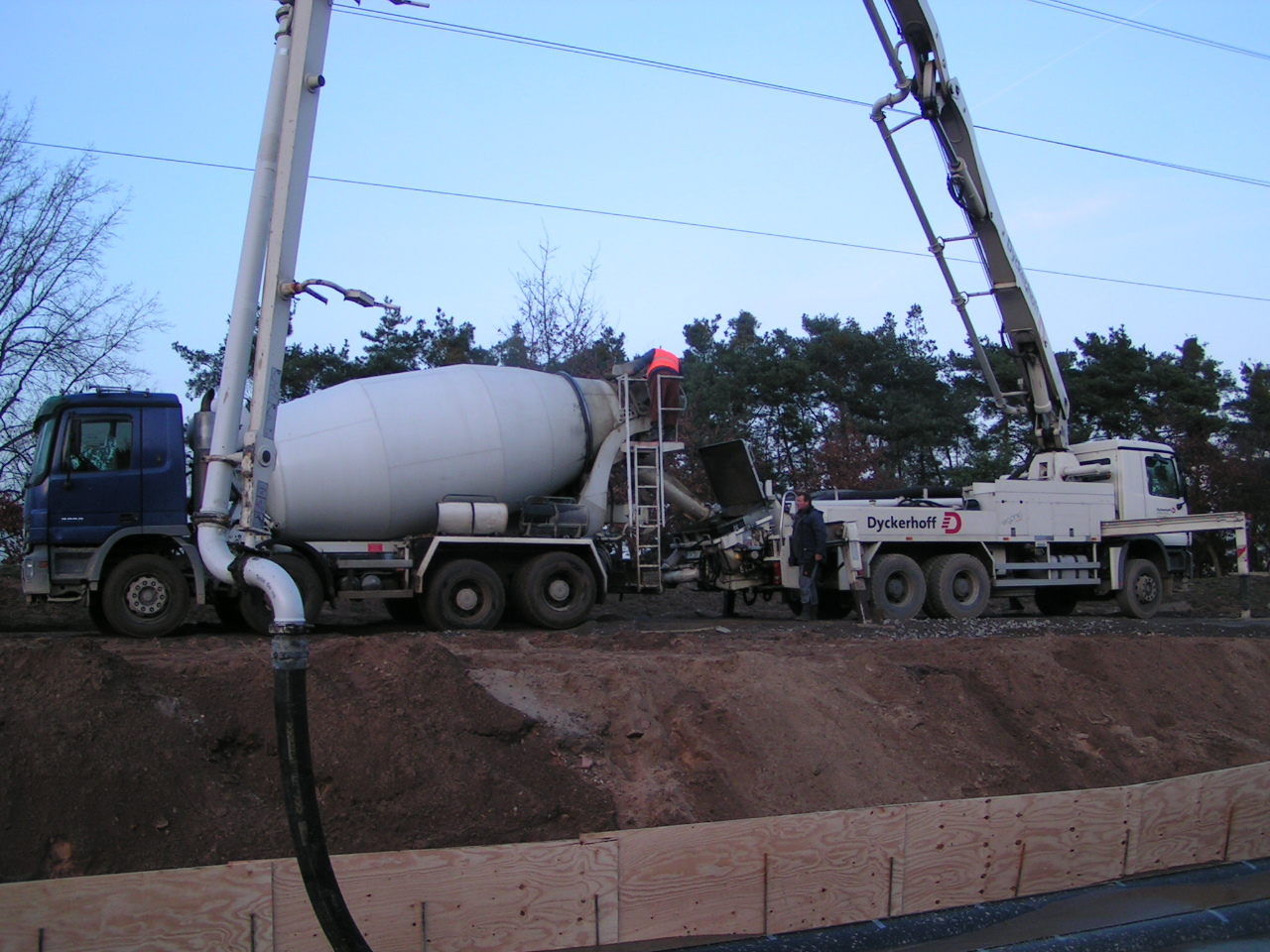 Verfüllung vor Ort mit Auslegerpumpe 420kV mit Flüssigboden