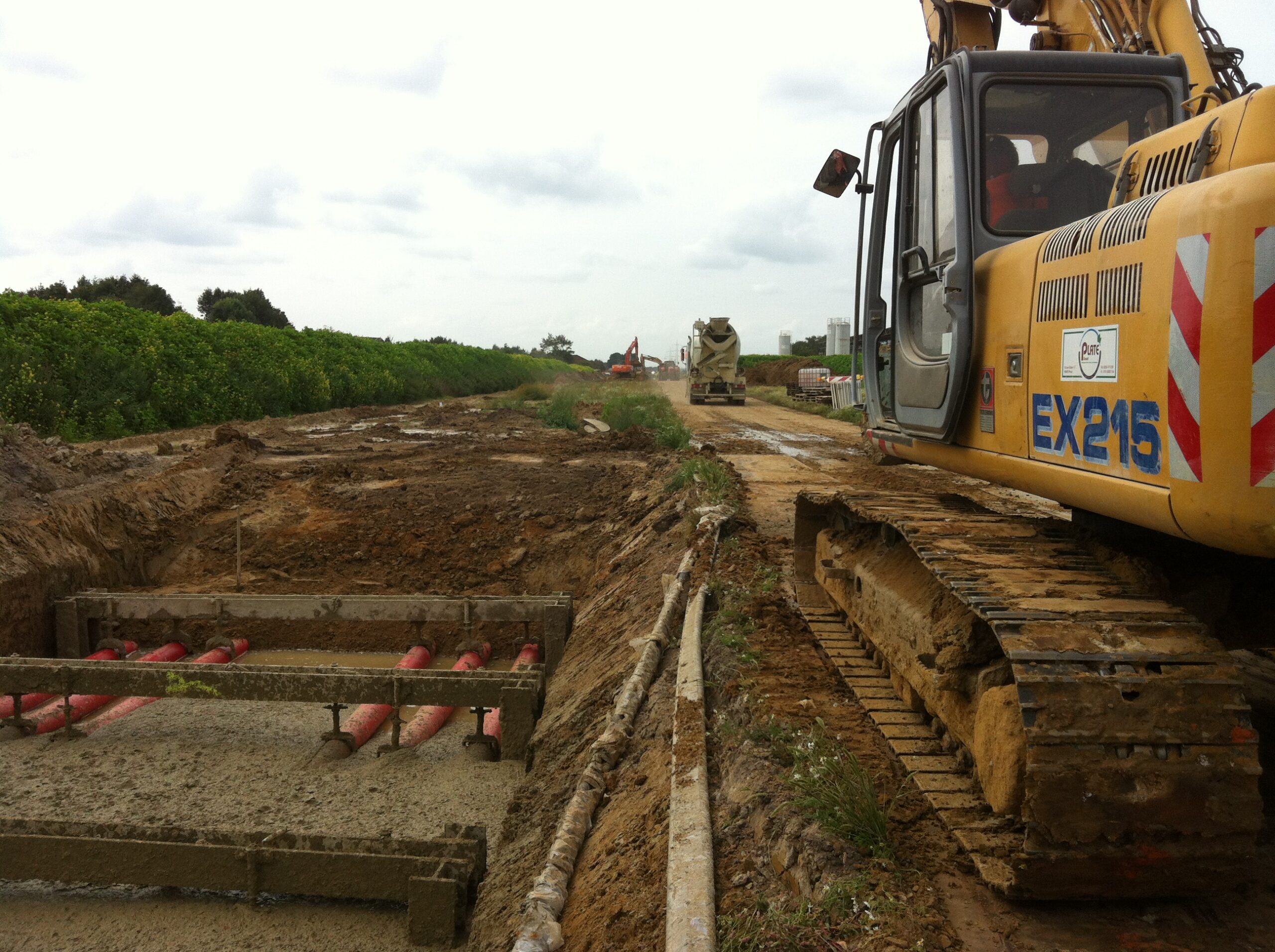 Beginn Keilverfüllung im Graben 380kV mit Flüssigboden