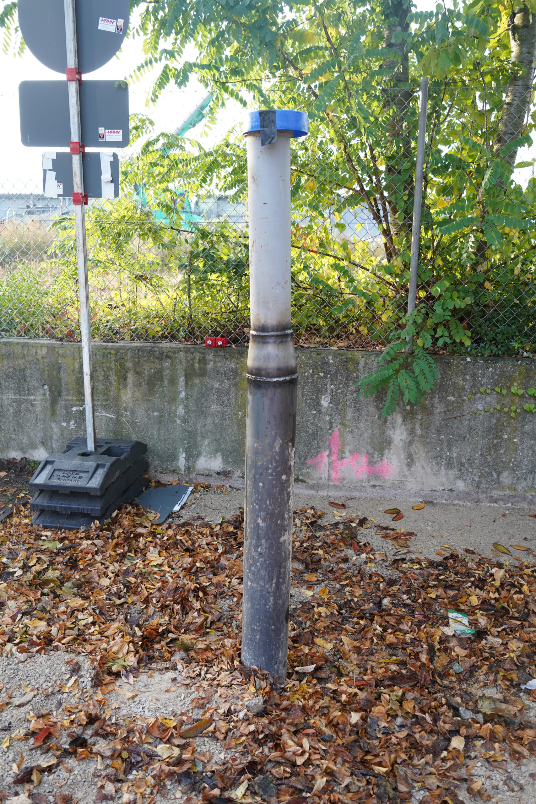 Entlüftungsrohr und Verpressöffnung Nordseite für Flüssigboden