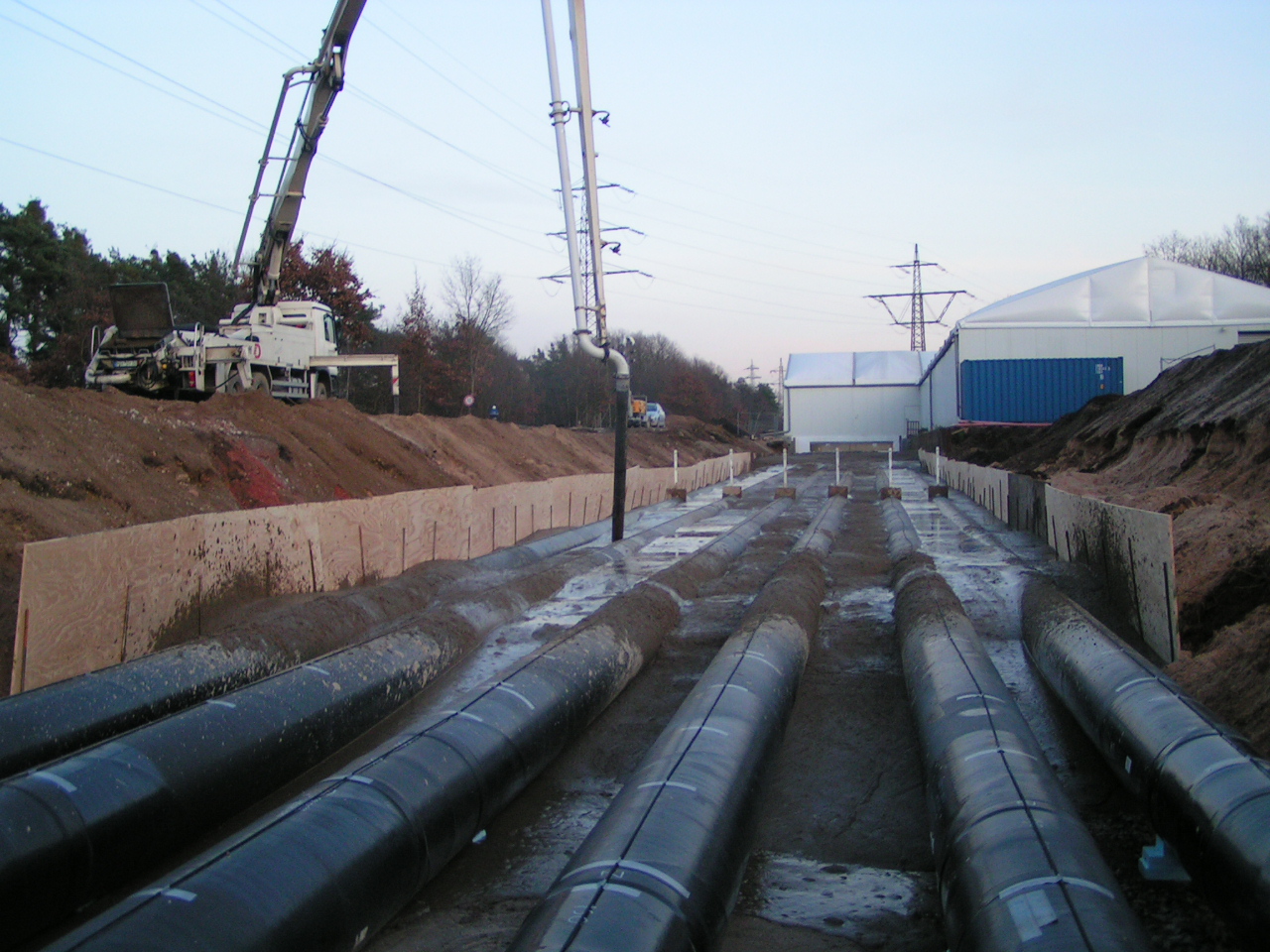 Verfüllung von Böschungskante mit Auslegerpumpe 420kV mit Flüssigboden