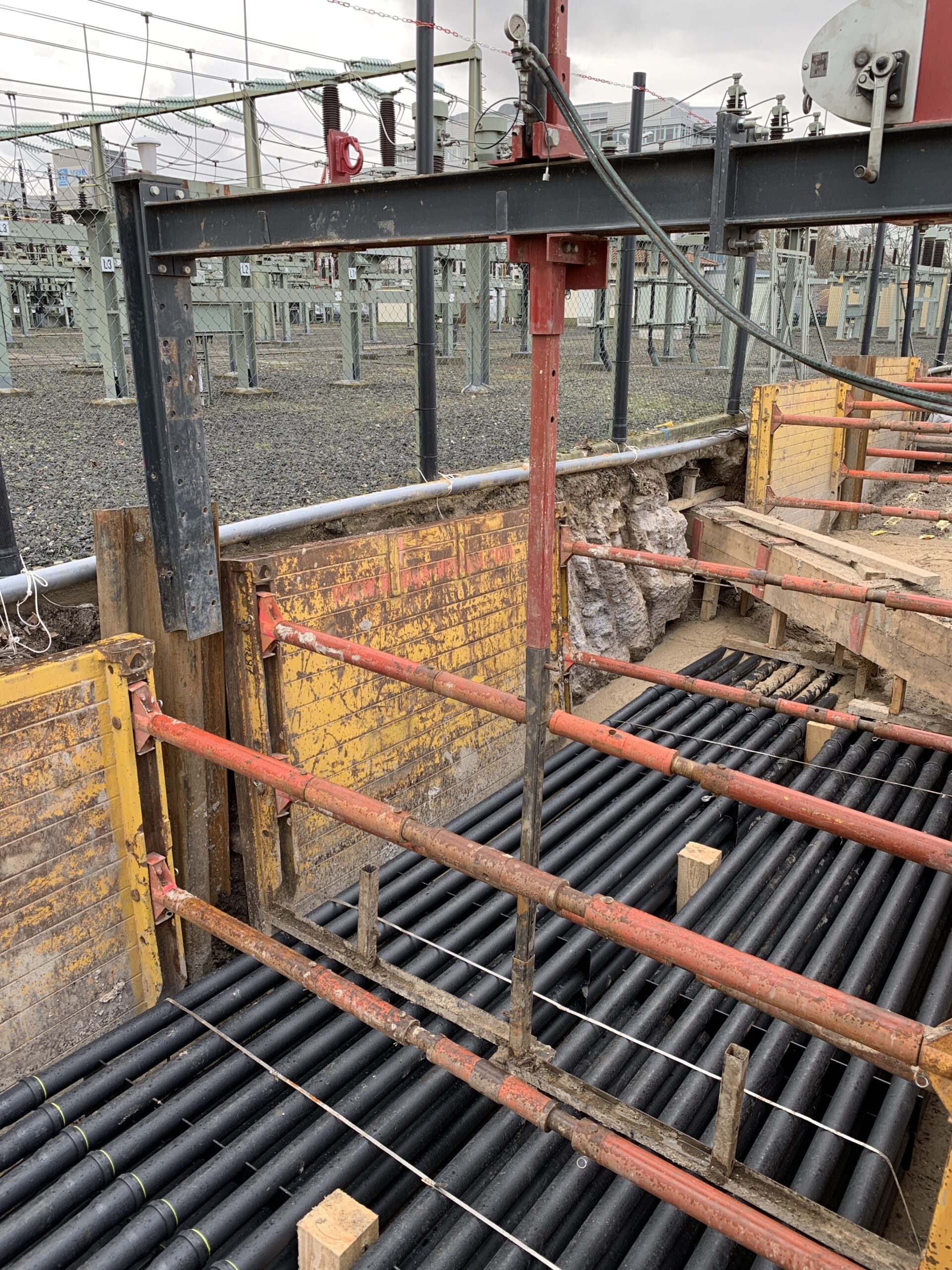 Auftriebssicherungen in Trasse für Flüssigbodeneinsatz