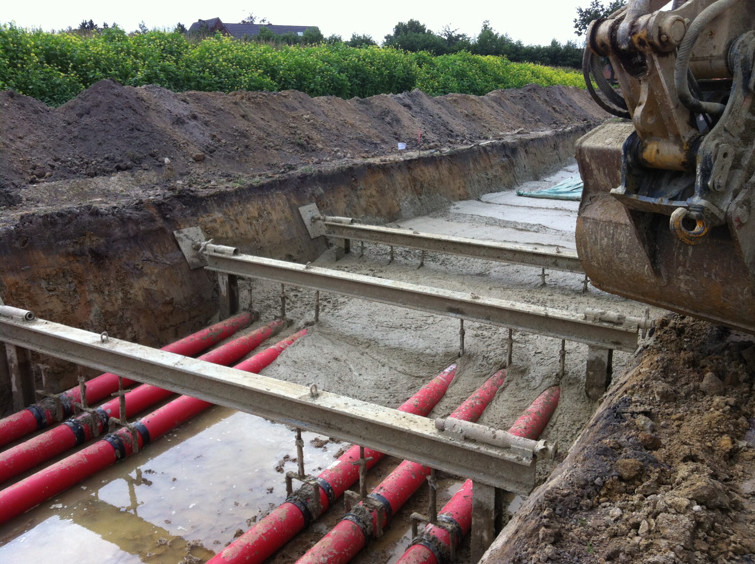 Auftriebssicherung in Grabenwand zur Sicherung und mit fortlaufenden Umsetzen für Flüssigboden