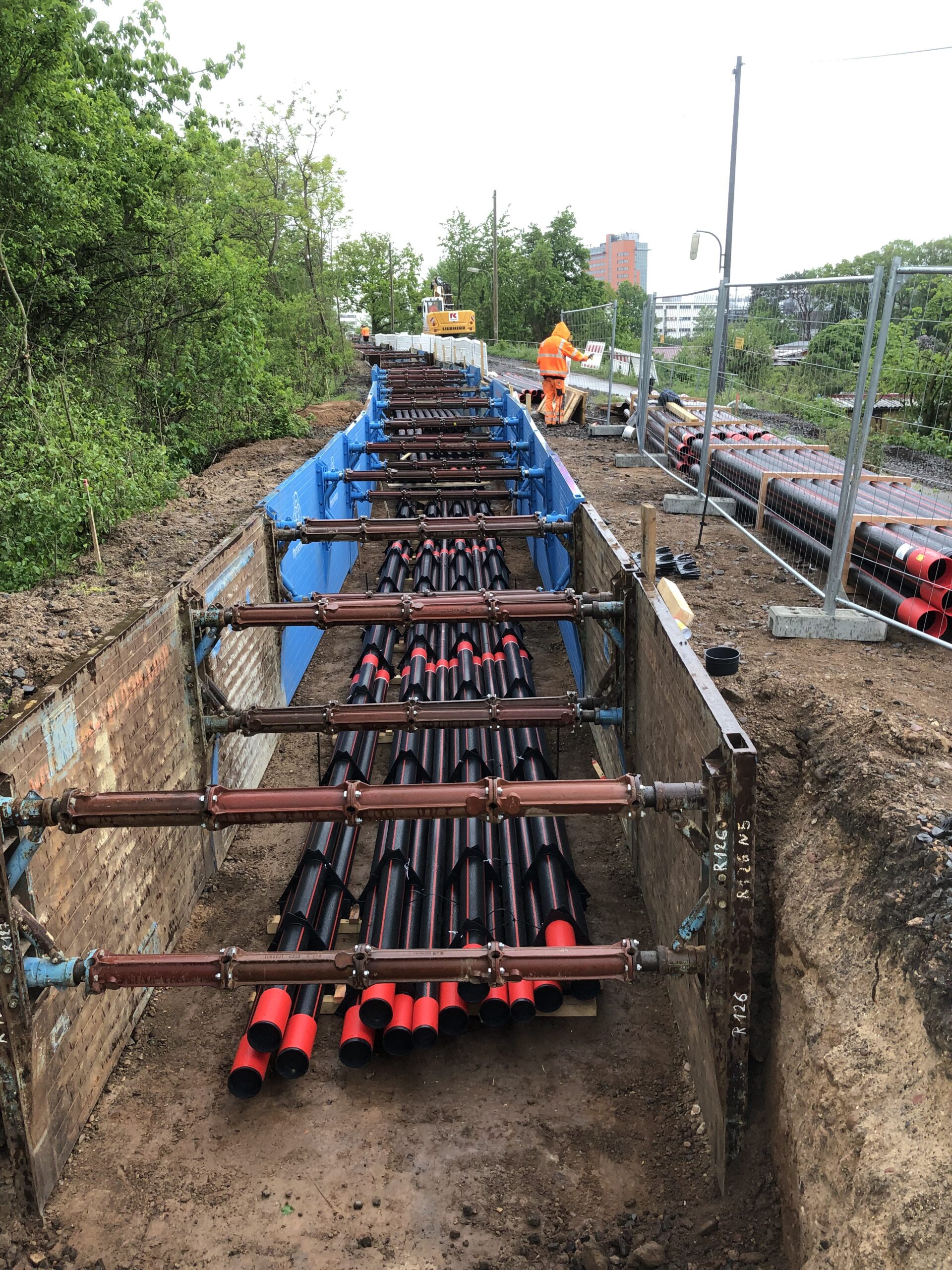 Rohre mit Abstandshalter im Vorfeld der Verfüllung