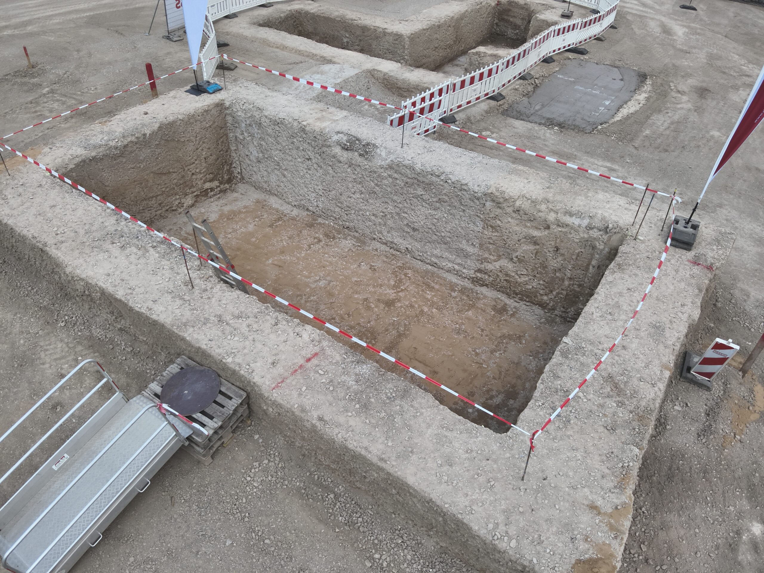 Tiefe rechteckige Baugrube mit Randerhöhung