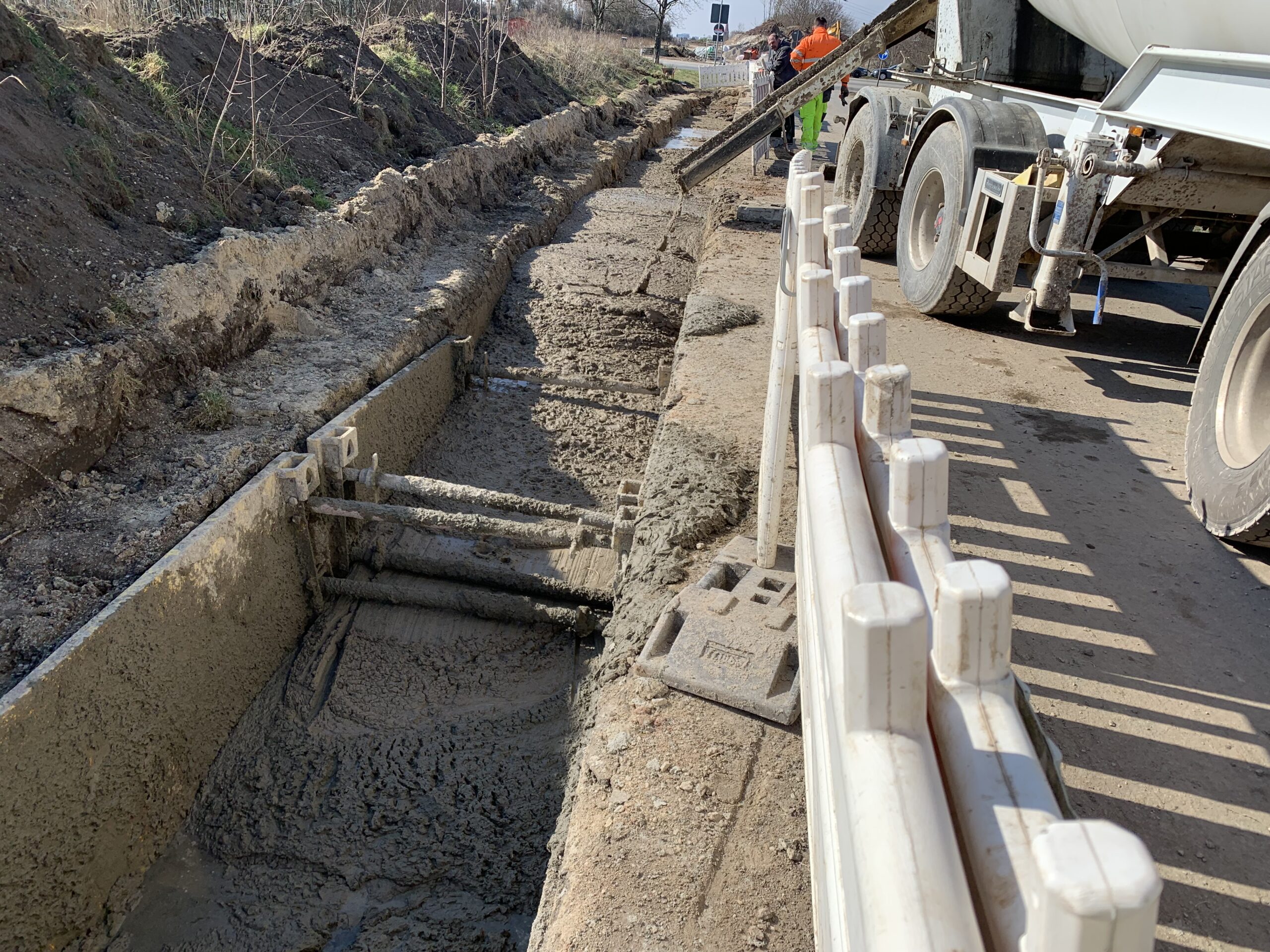 Verfüllen im Flüssigbodengraben