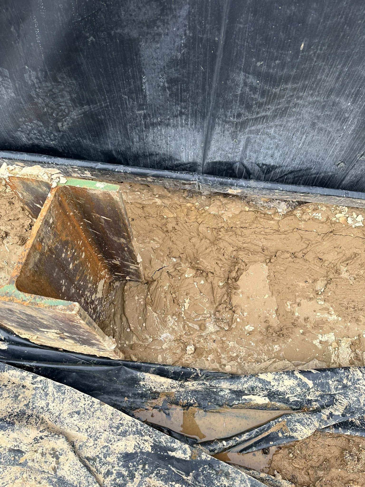 Träger in RSS-Wand und an Nachbarbebauung