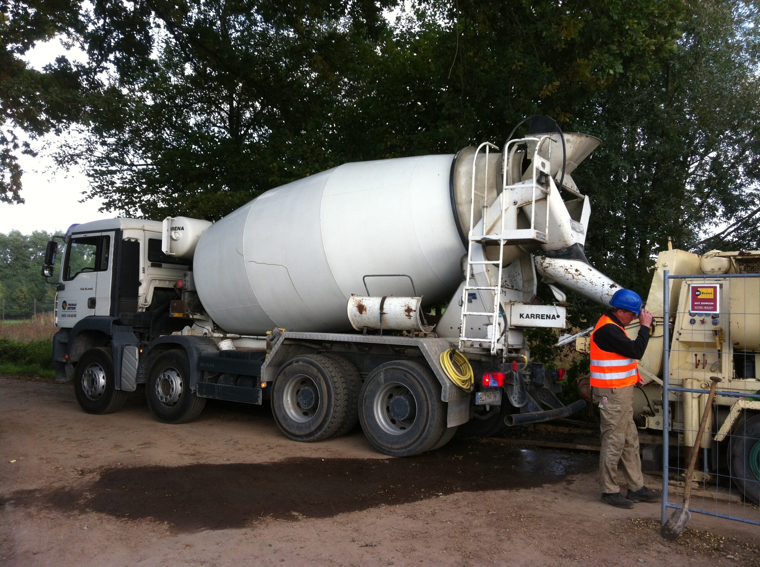 Übergbae Flüssigboden in Pumpe zur Verfüllung 380kV Trasse