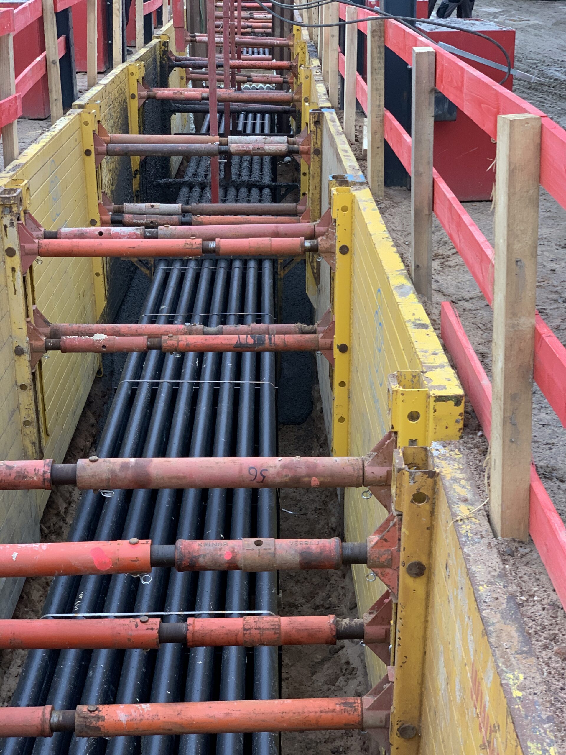 Verfüllung mit Verfüllkeil und örtlichen Boden als Flüssigbodenbasis