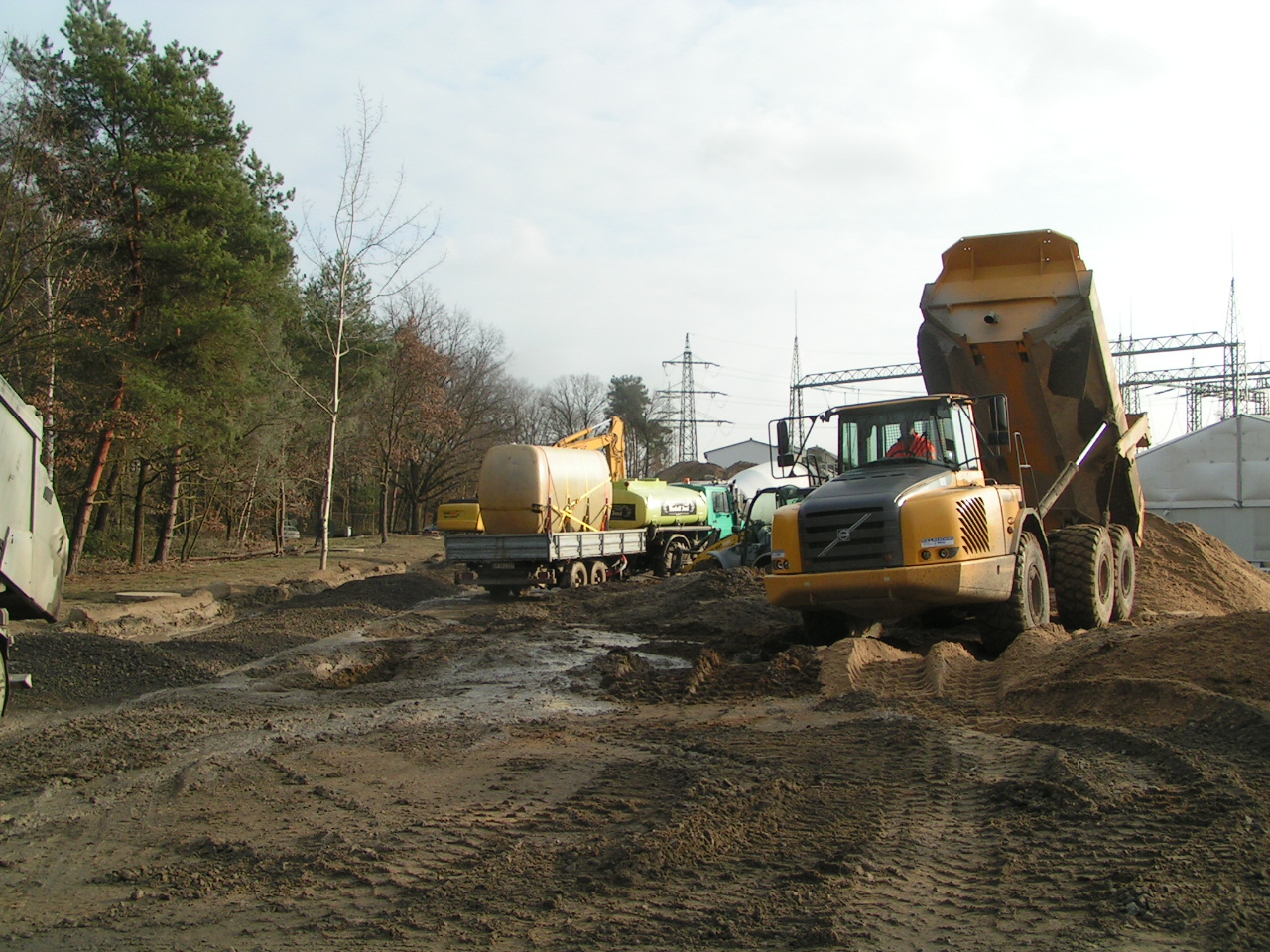Fortsetzen paralleler Bodenaushub und Transport zum Mischplatz für Flüssigbodenherstellung