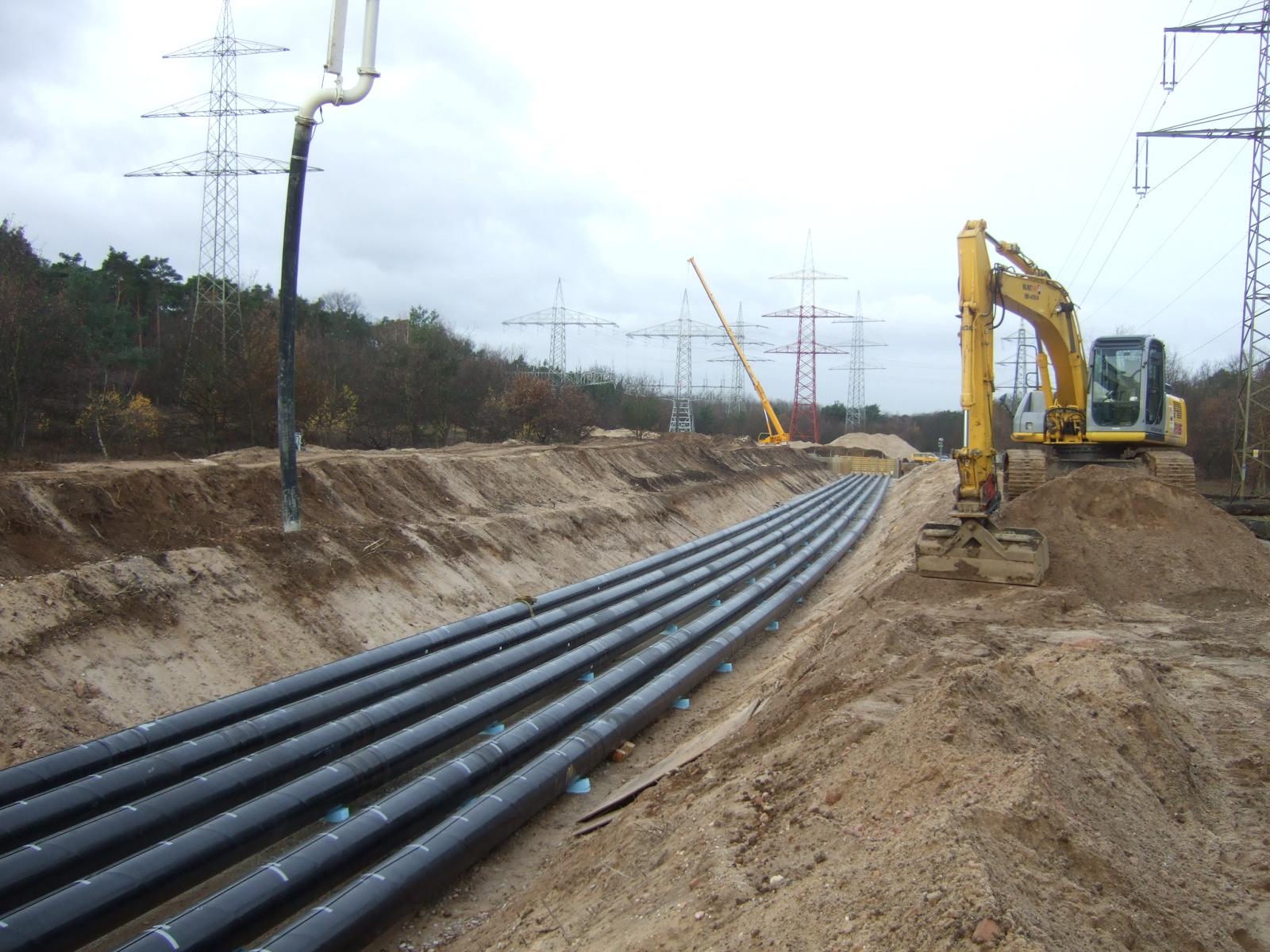 Fortsetzen paralleler Bodenaushub und parallele Flüssigbodenverfüllung 420kV