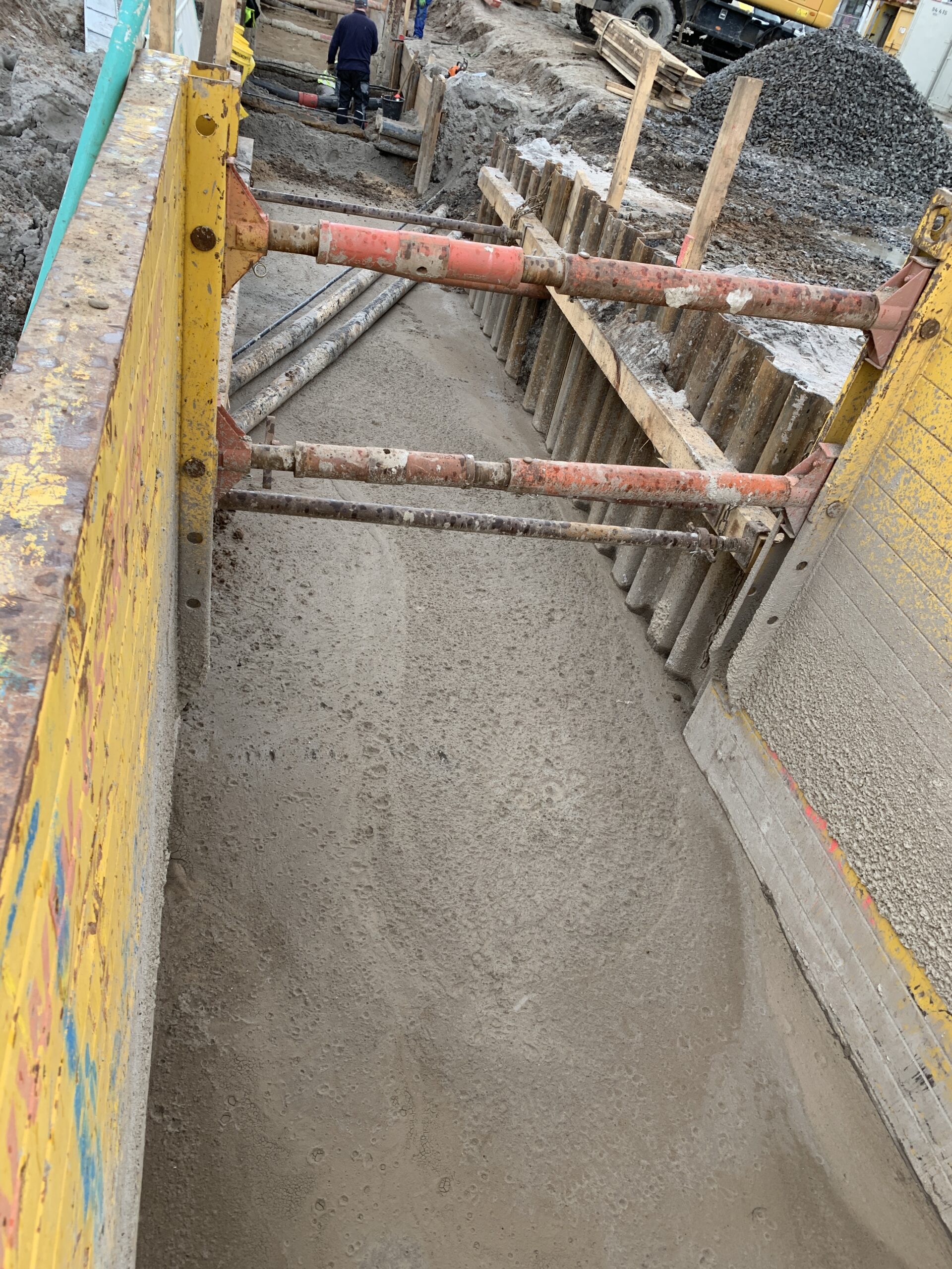 Verfüllung mit Technologie des Verfüllkeils - Nutzung örtlicher Boden mit Kontaminationen als Basis