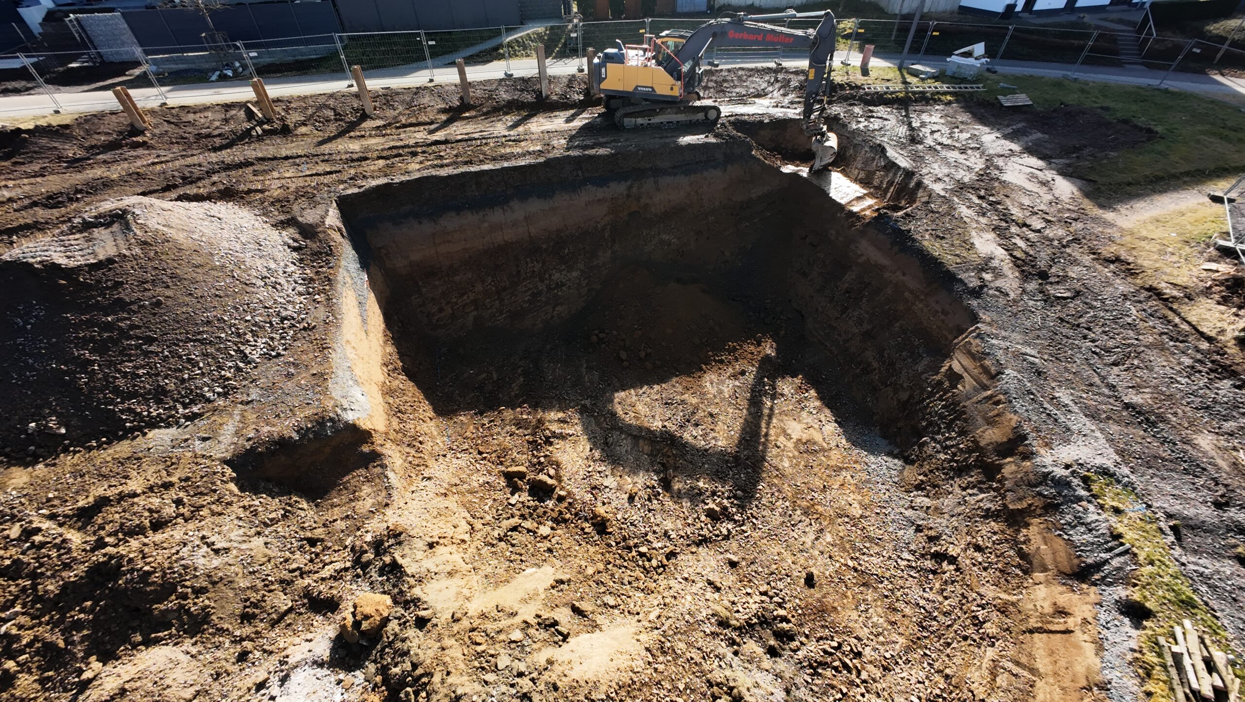 freigelegte Baugrube mit RSS Wand