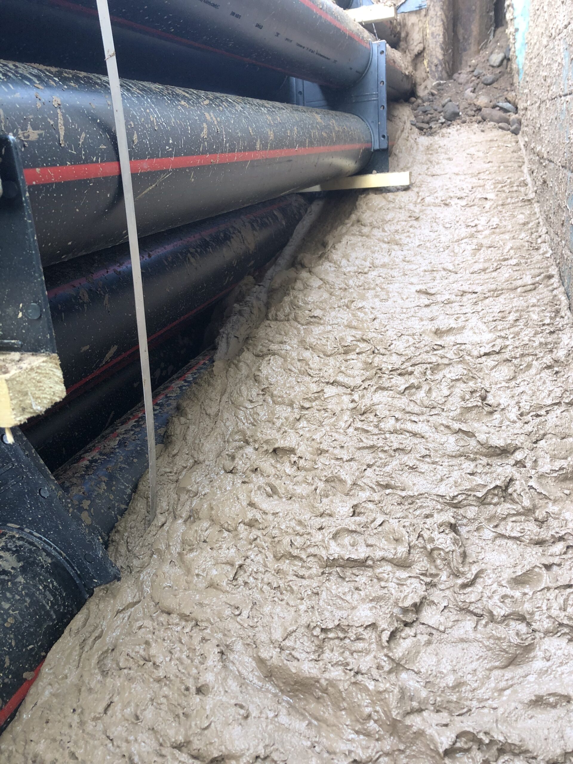 Hohlraumfreie Verfüllung mit Flüssigboden mit Verfüllkeil