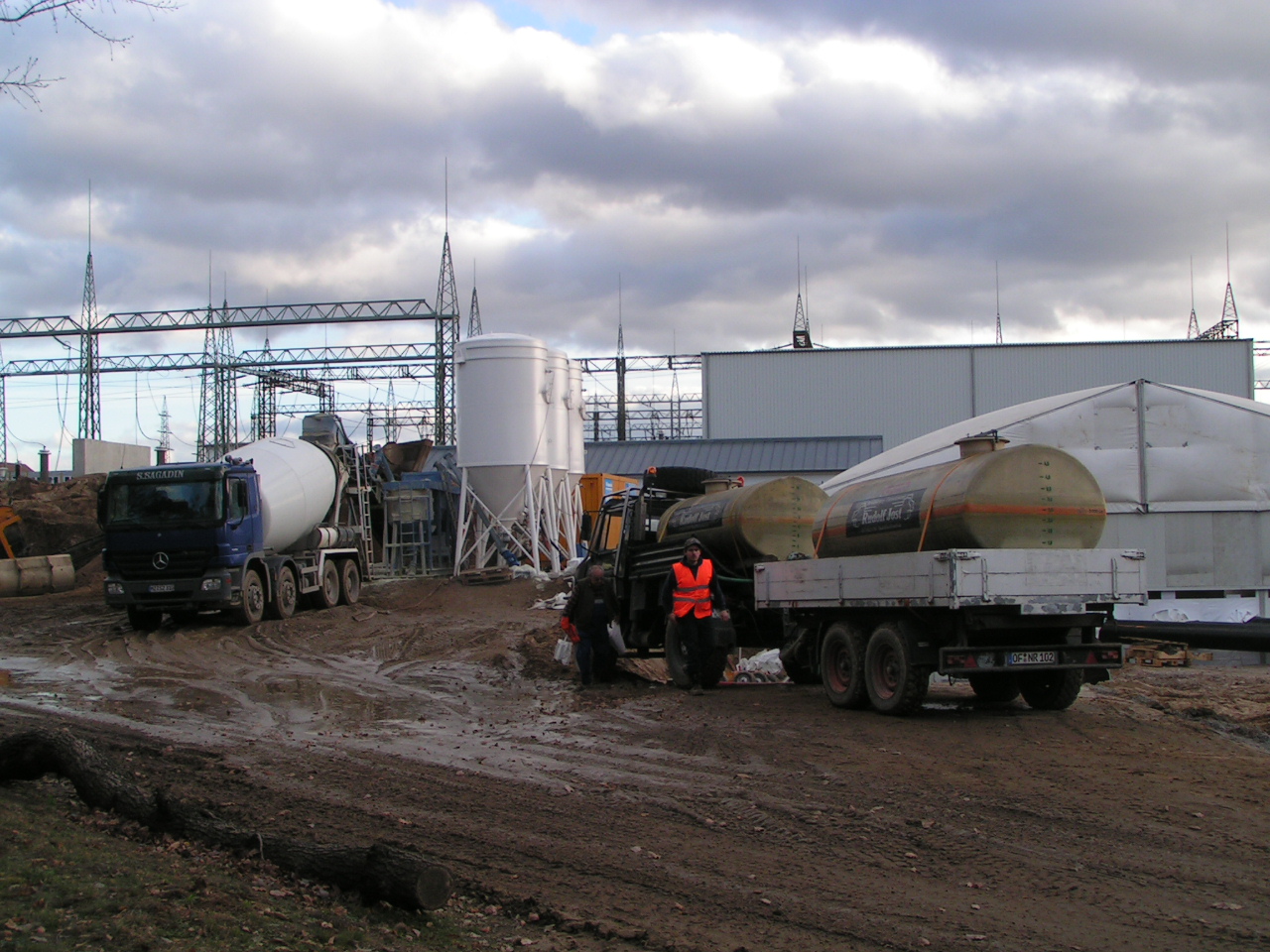 Übergabe in Fahrmischer und Transport zum Baufeld Flüssigboden 420kV