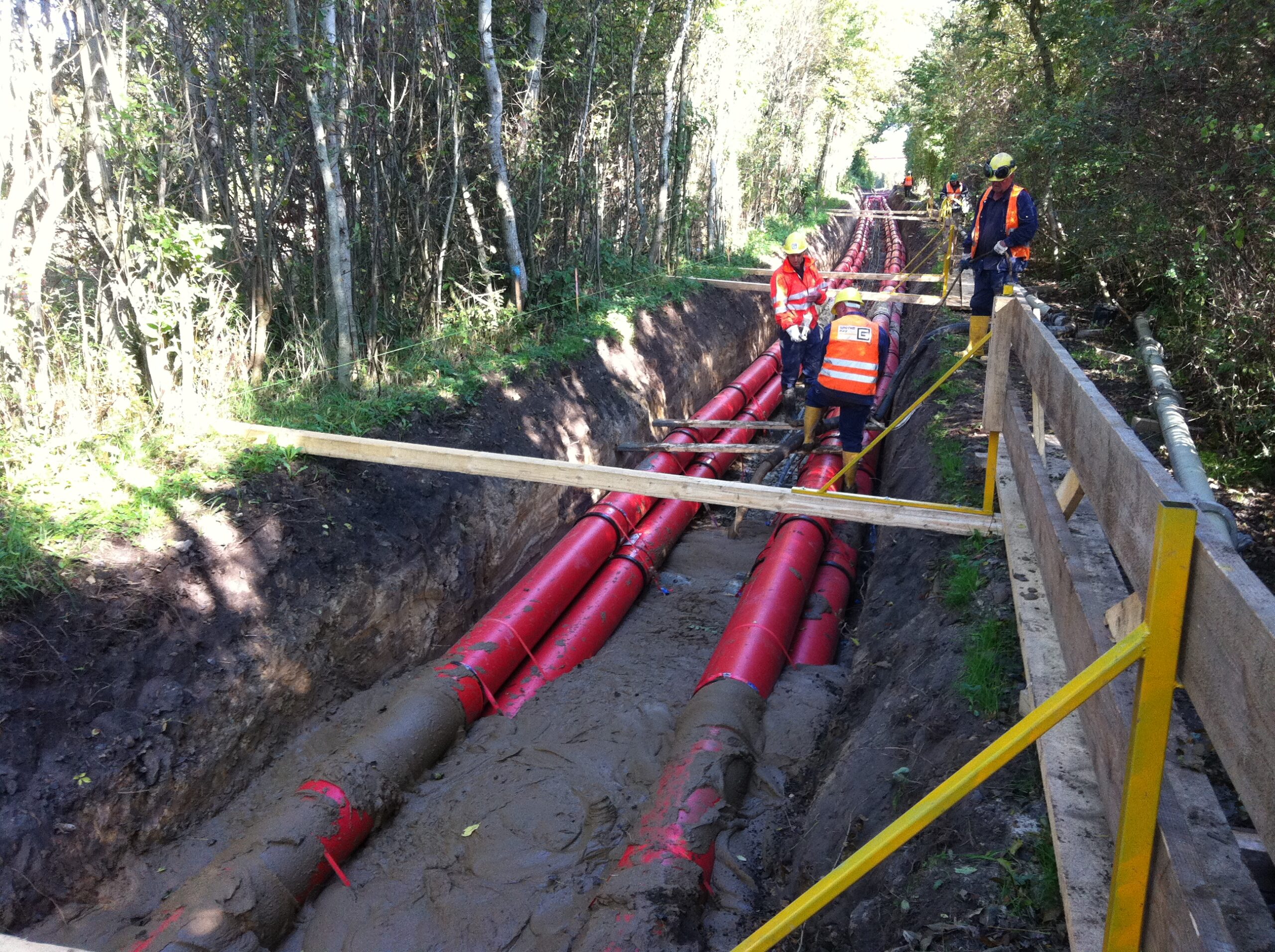 Verfüllung mit Umsetzen des Schlauchs und Nutzung Verfüllkeil 380kV Bettung mit Flüssigboden