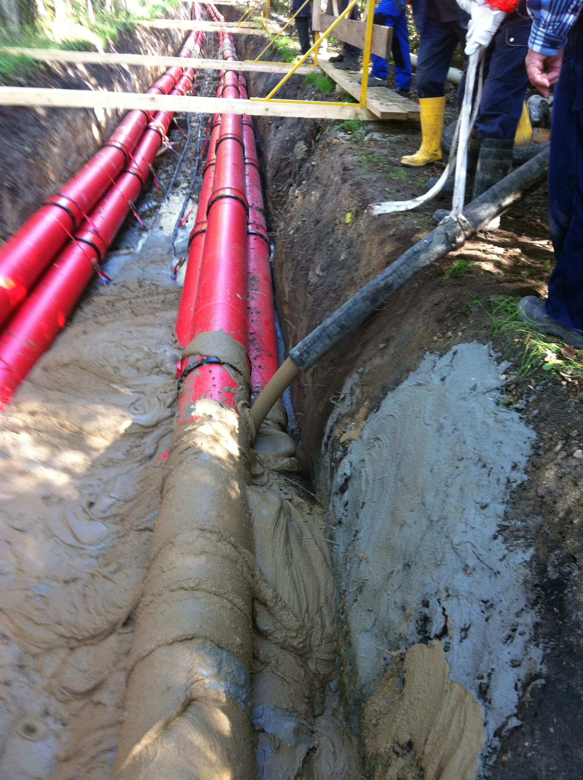 Verfüllung mit Schlauch von Böschungskante aus für 380kV Leerrohr