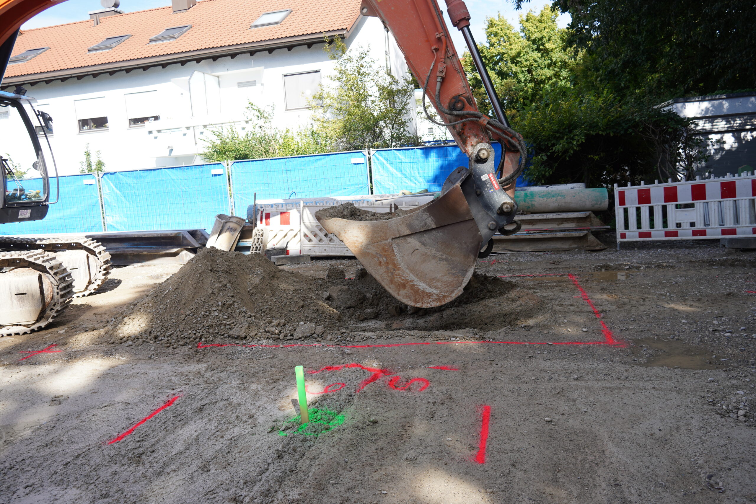 Zweitaushub zur Herstellung der wasserdichten Flüssigboden Baugrbe