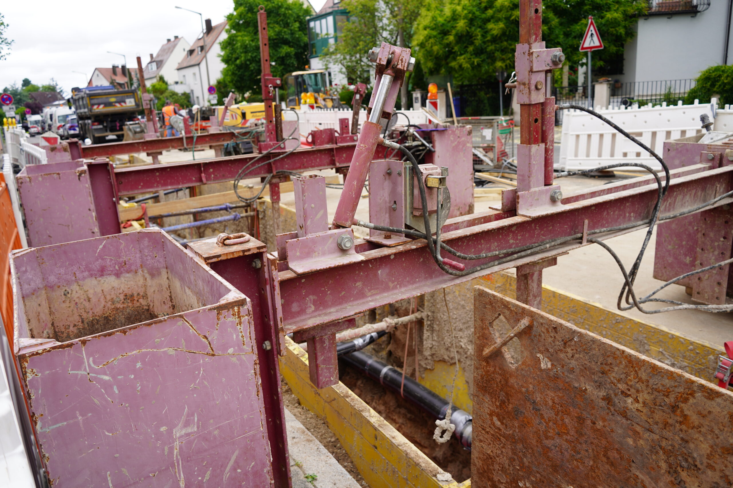 Auftriebssicherung neben Flüssigbodengraben