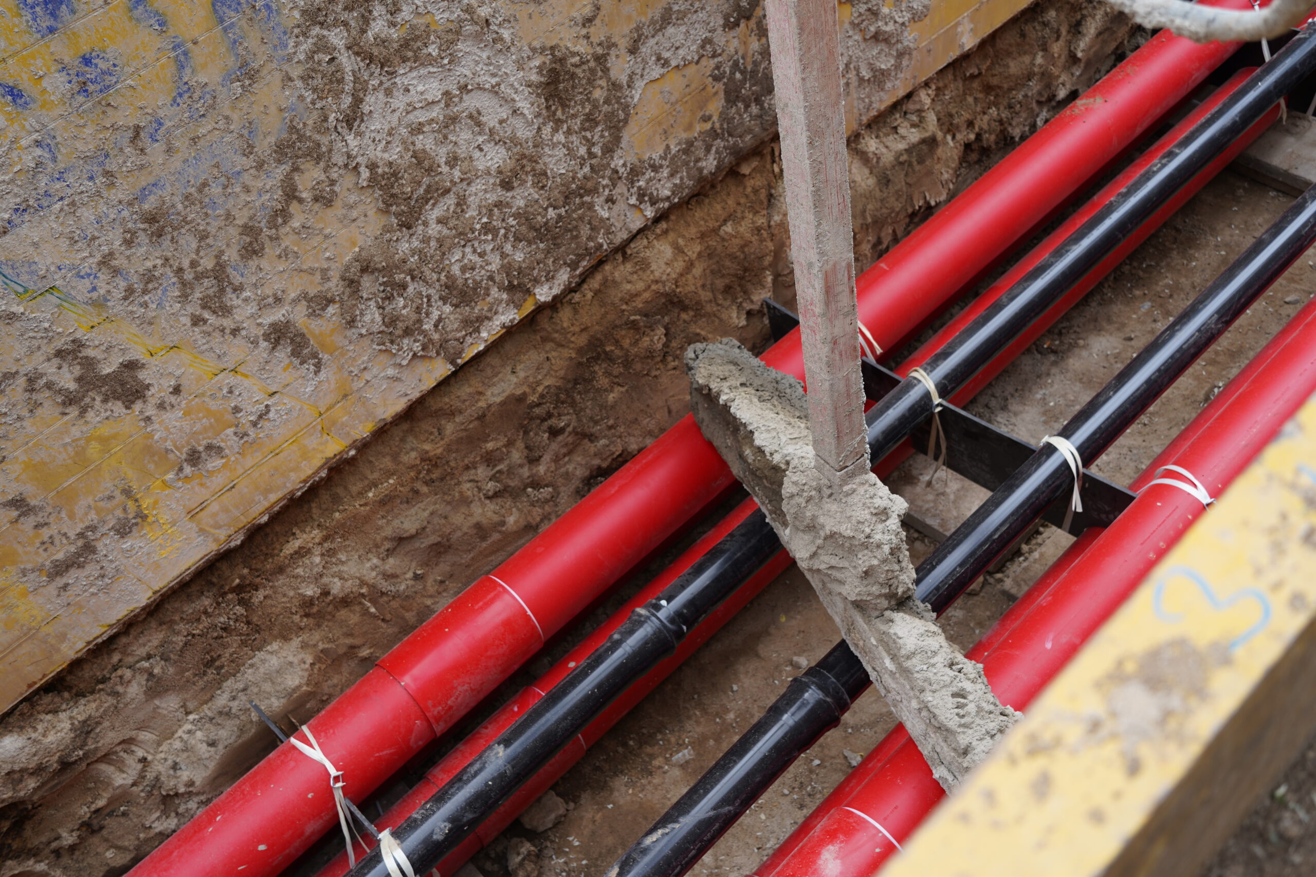 Gegen Auftrieb gesicherte Rohre im Flüssigboden