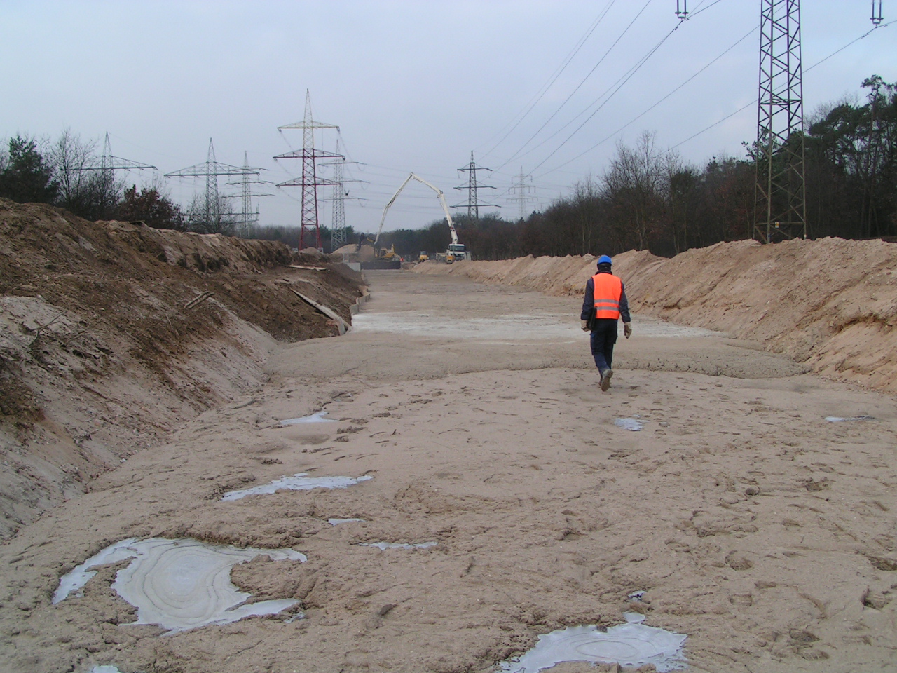 Dauerhaft flächige Homogenität Material Flüssigboden sorgt für schnelle Begehung 420kV Trasse