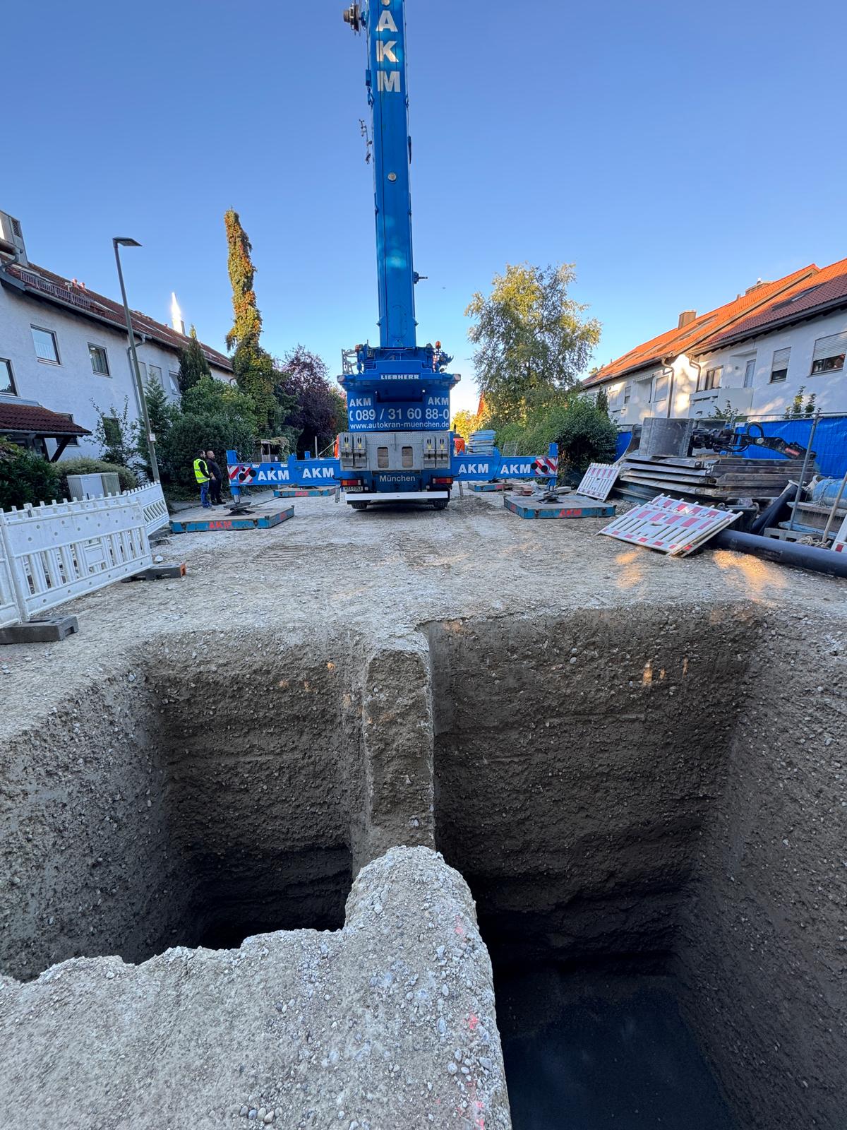 Aufstellen Kran - Standsichere Baugrube und setzen Schächte