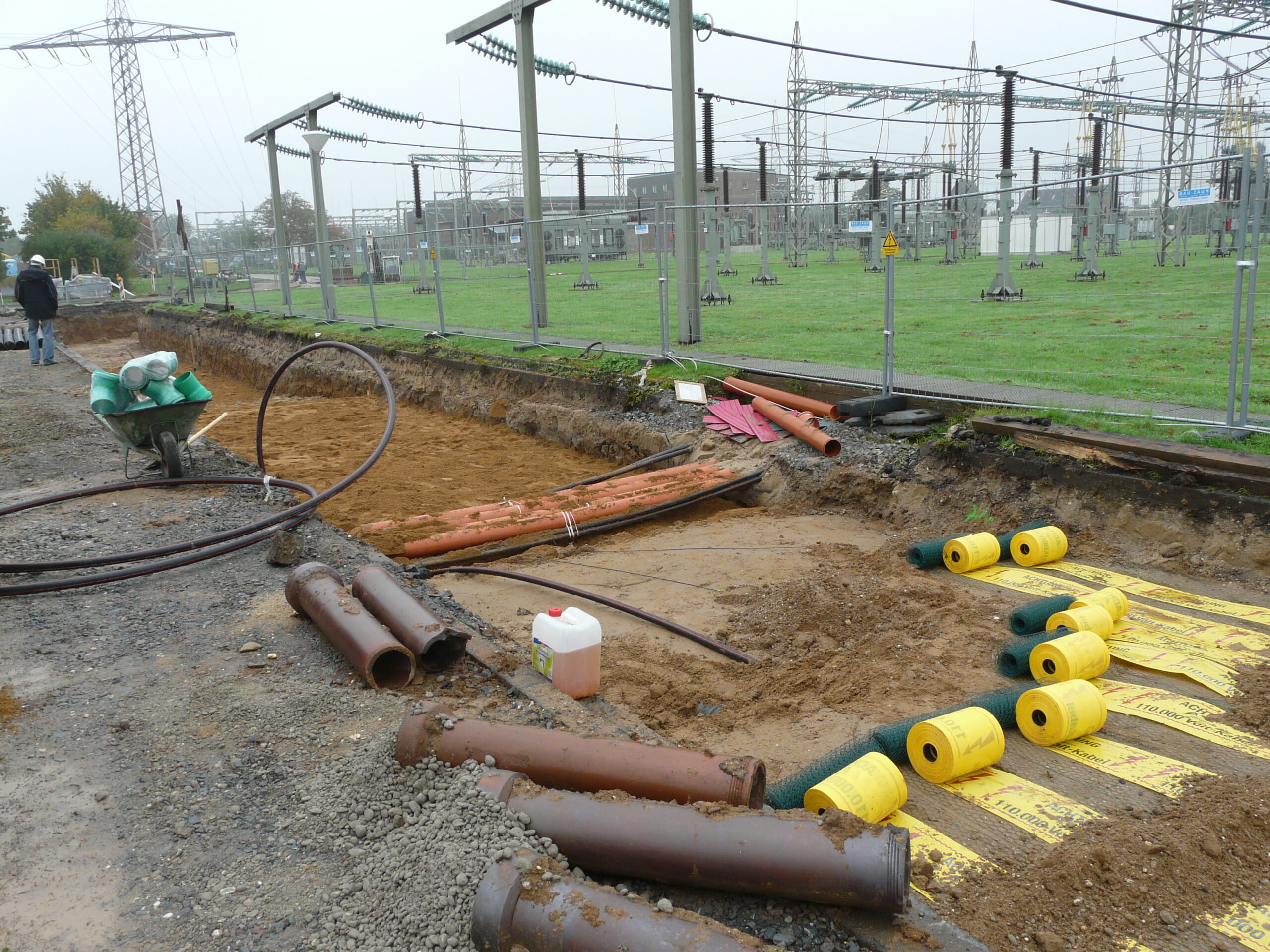 Nach Abschluss Warnband auslegen und Draht als Schutz vor 380kV Kabeln
