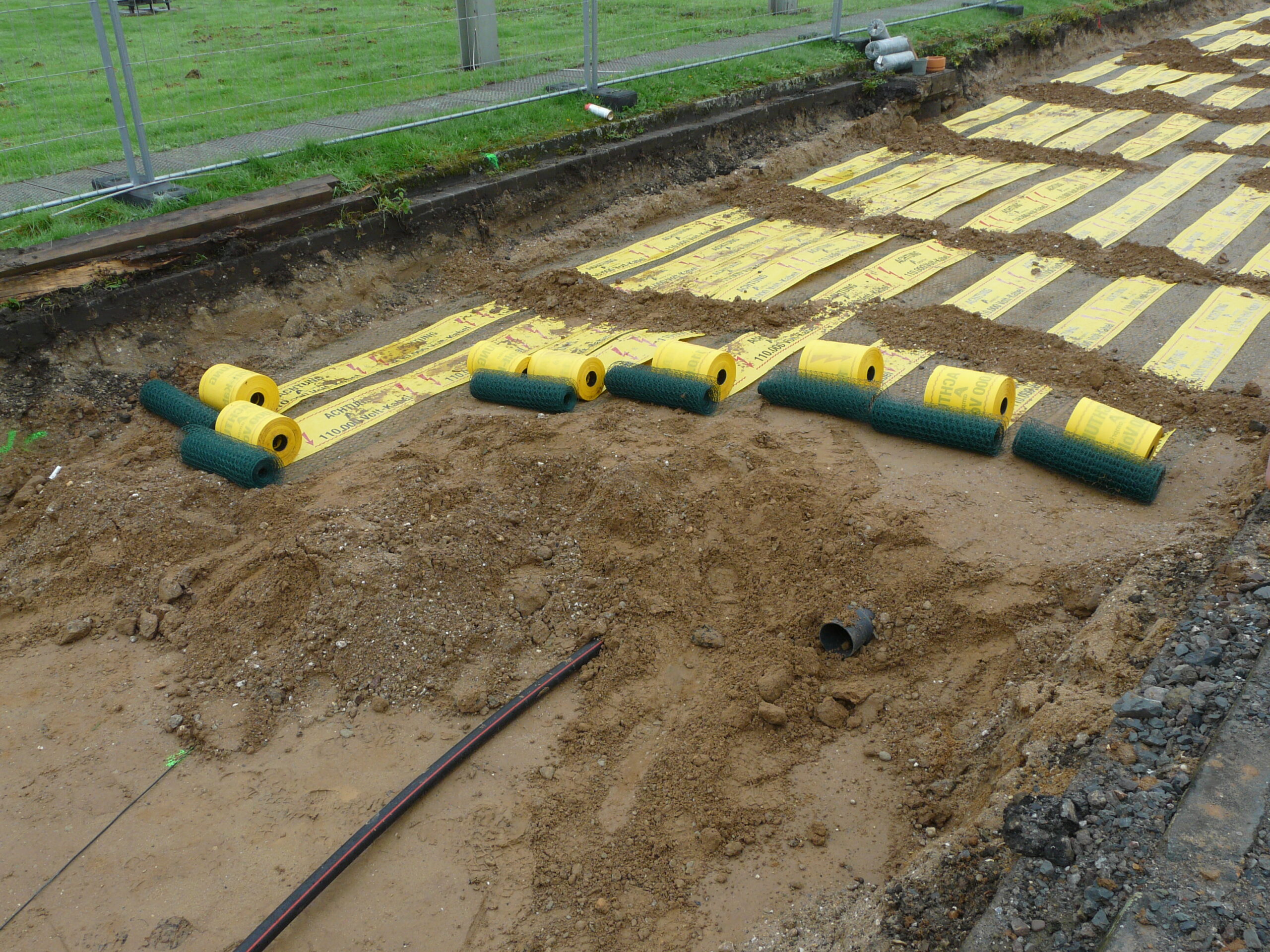 Nach Abschluss Warnband auslegen und Draht als Schutz vor 380kV Kabeln