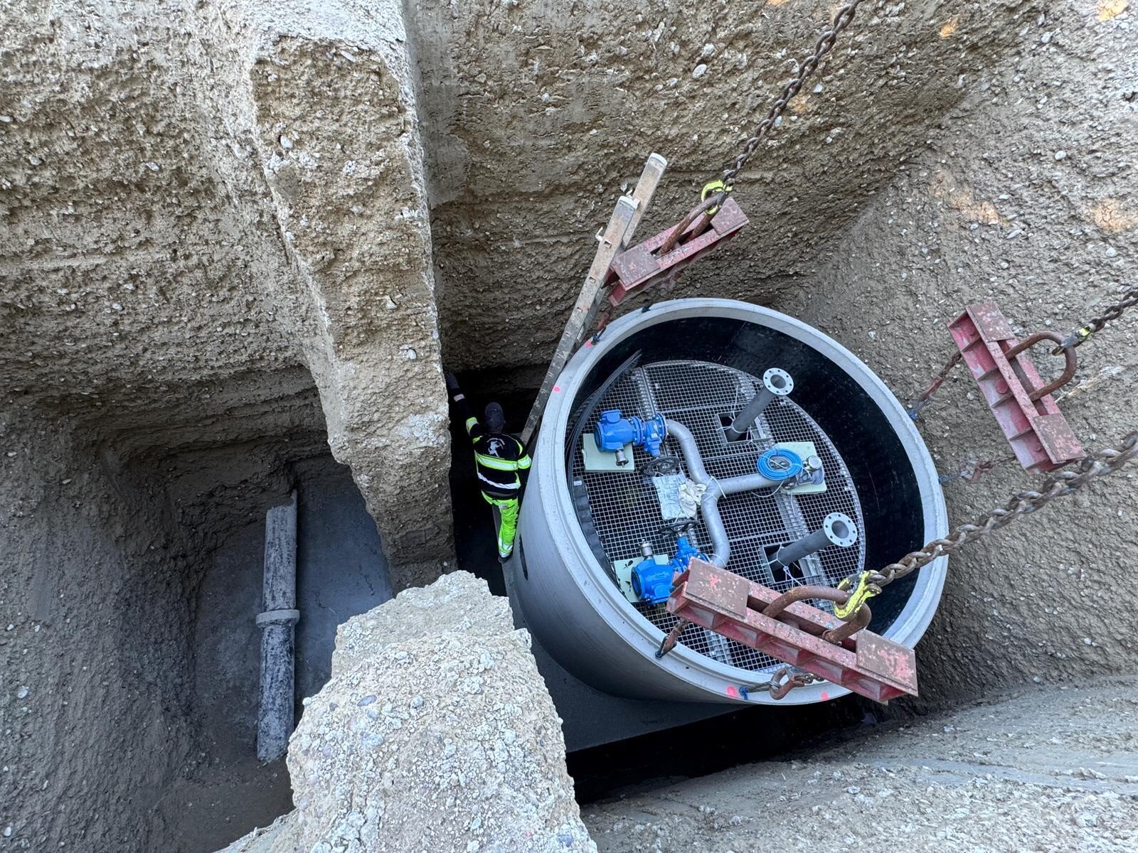 Setzen Schachtelemte in wasserdichter Flüssigbodenbaugrube