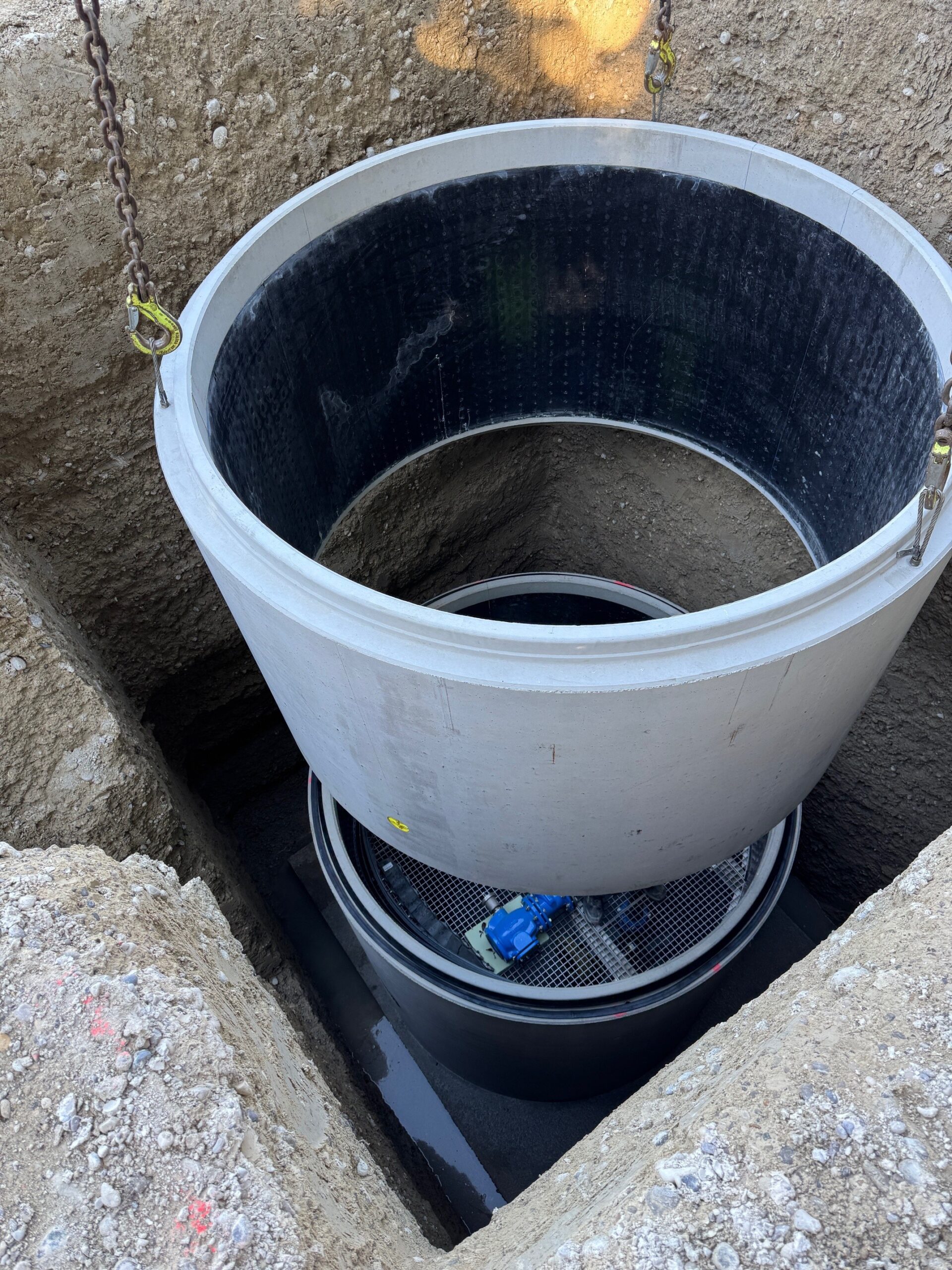 Setzen Schachtelemente in wasserdichter Flüssigbodenbaugrube