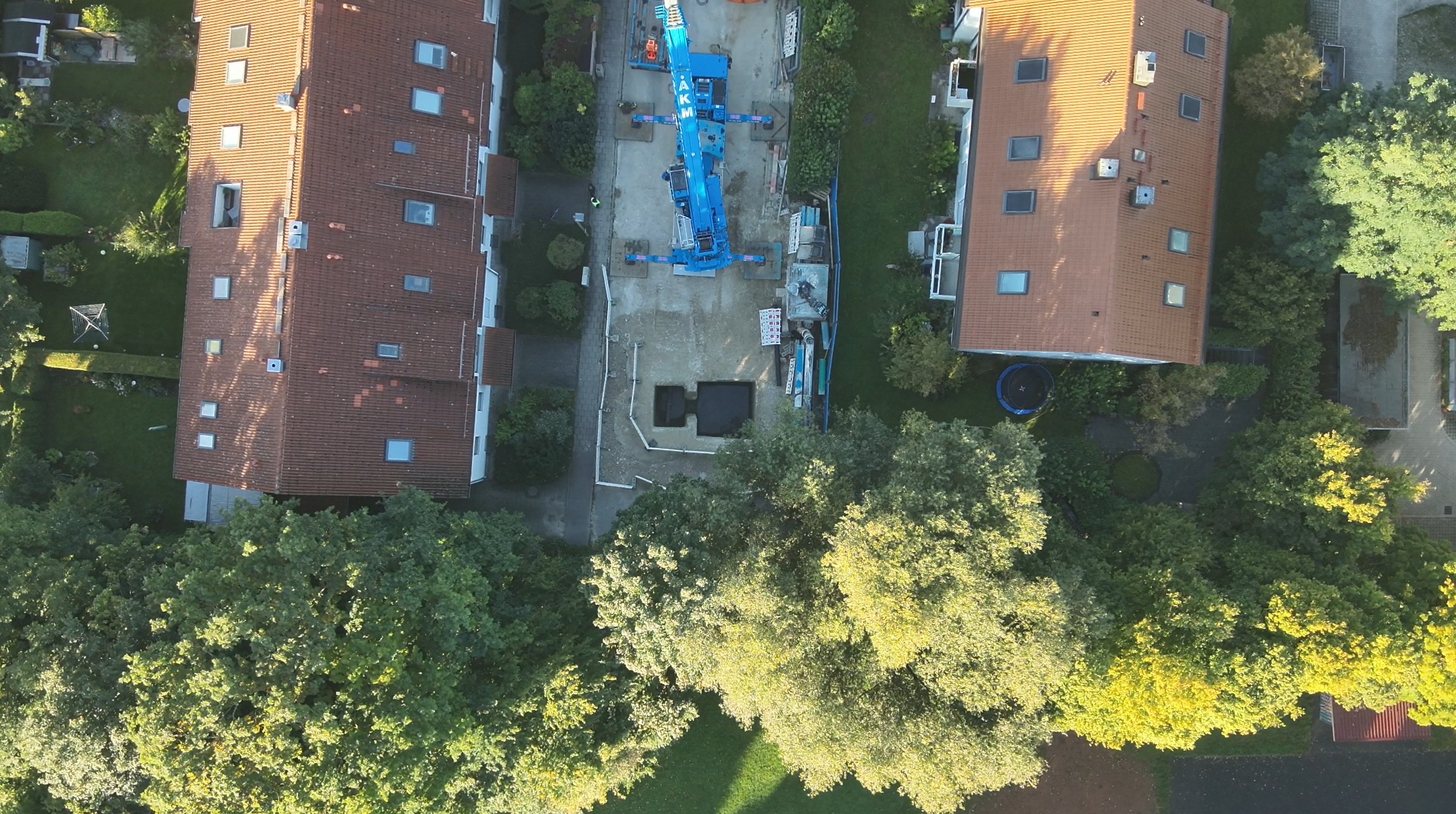 Draufsicht setzen Schachtelemte in wasserdichter Baugrube